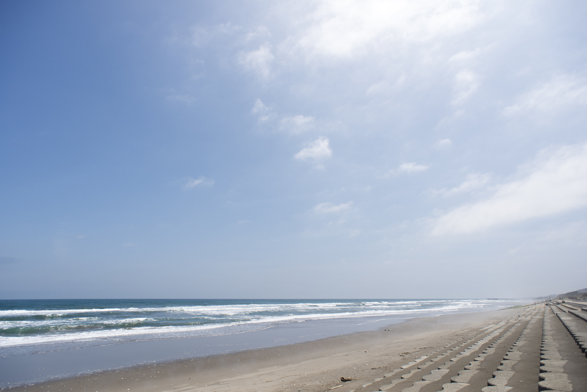 Nikon D610 + AF Nikkor 20mm f/2.8 sample photo. Spring beach photography