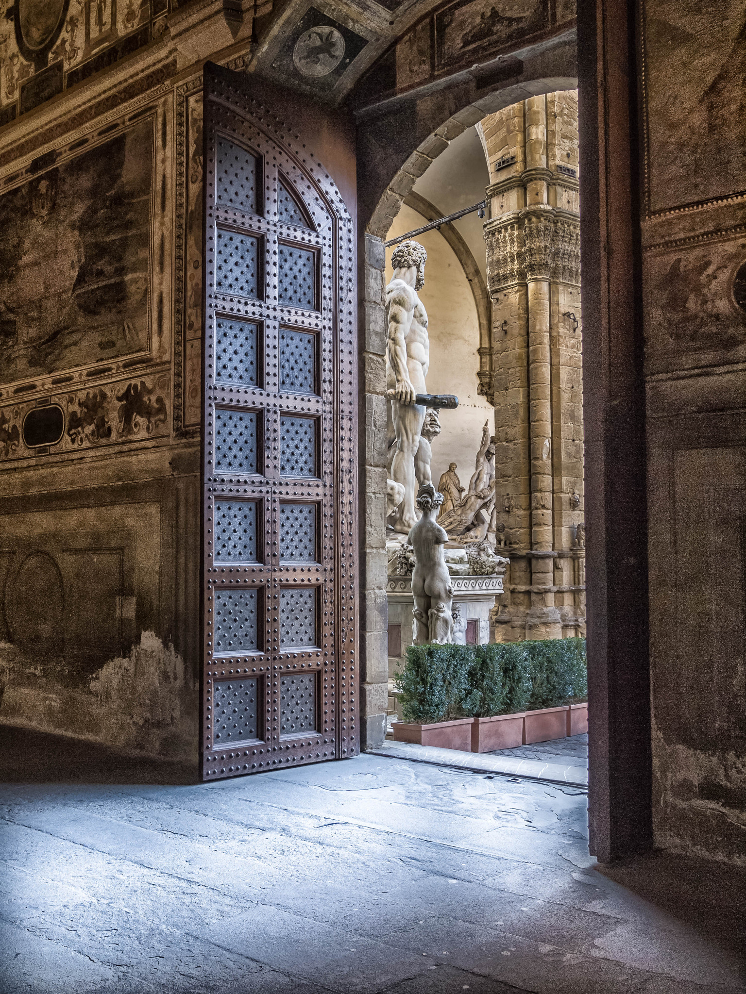 Olympus E-5 + OLYMPUS 11-22mm Lens sample photo. Firenze dalle porte del cortile di michelozzo photography