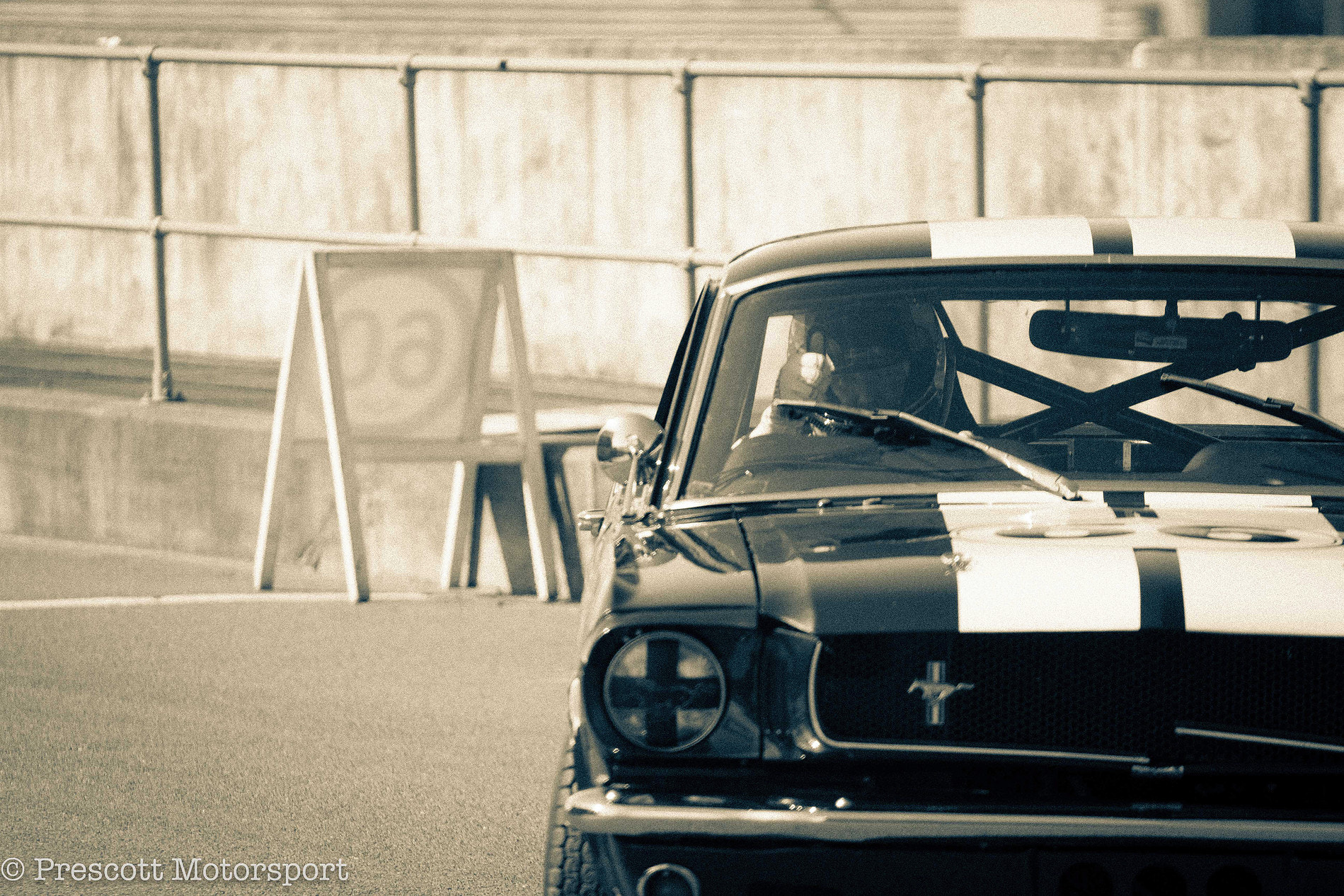 Canon EOS 1200D (EOS Rebel T5 / EOS Kiss X70 / EOS Hi) + Canon EF 70-200mm F4L USM sample photo. Oldie race car photography