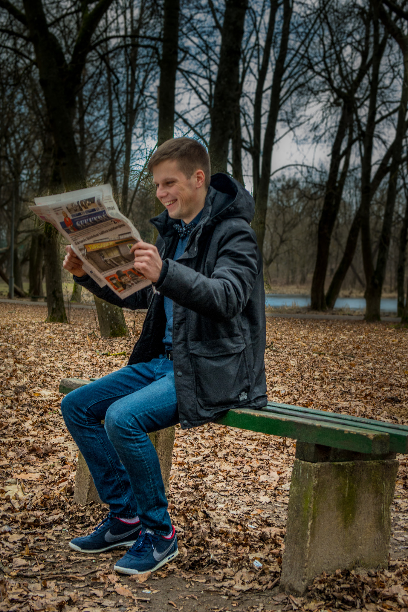 Samsung NX 20-50mm F3.5-5.6 ED sample photo. Newspaper reading photography
