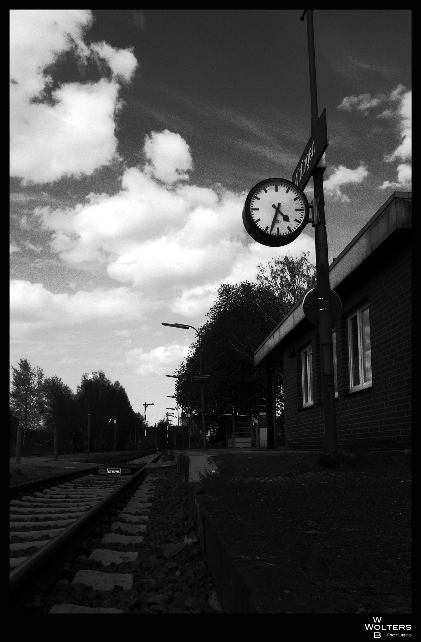 RICOH GR LENS sample photo. Missed the train photography
