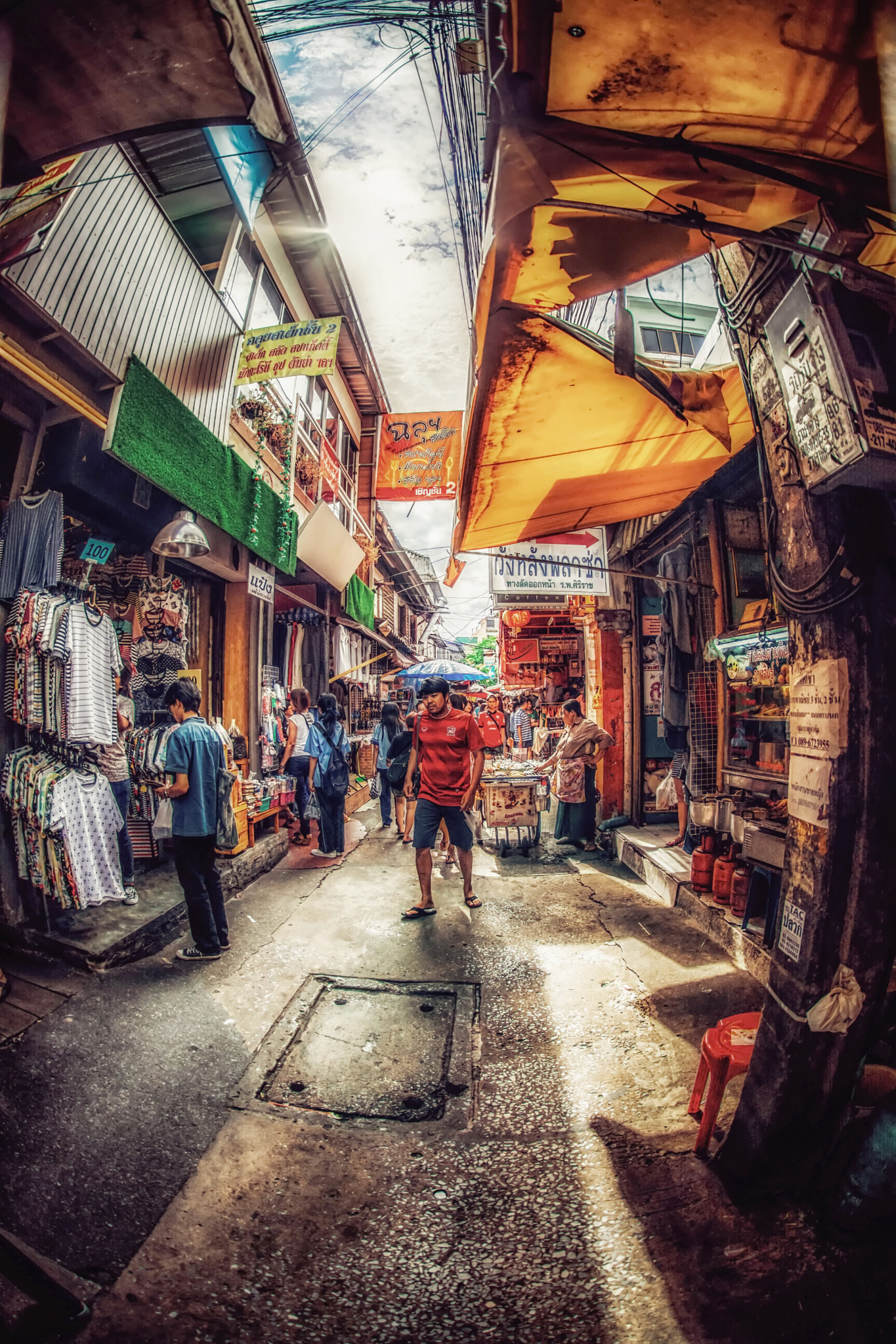Nikon AF DX Fisheye-Nikkor 10.5mm F2.8G ED sample photo. Bangkok citylife photography