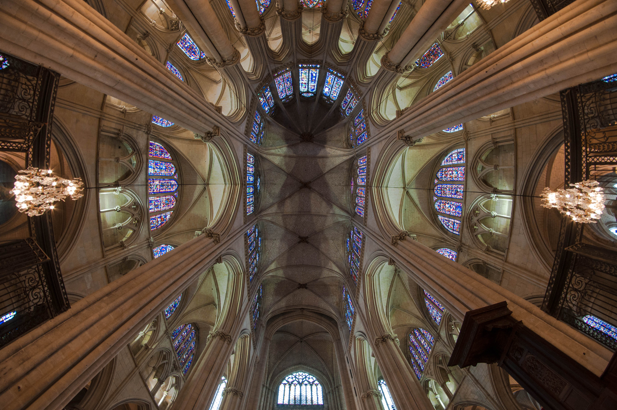 Nikon D5000 + Samyang 8mm F3.5 Aspherical IF MC Fisheye sample photo. The cathedral of le mans photography