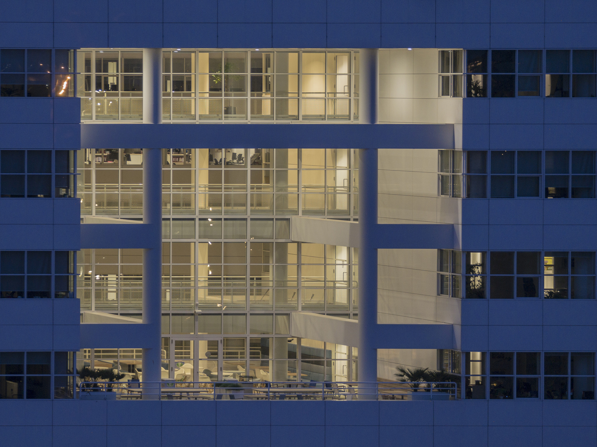 LUMIX G VARIO 45-150/F4.0-5.6 sample photo. Blue hour @ stadthuis, the hague. photography