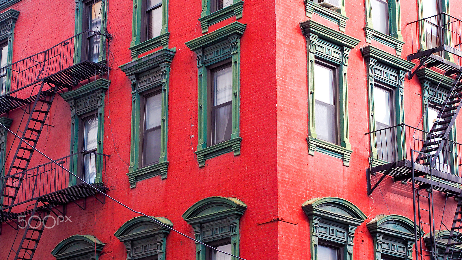 Olympus PEN E-PL6 + Olympus M.Zuiko Digital 45mm F1.8 sample photo. Red wall in new york photography