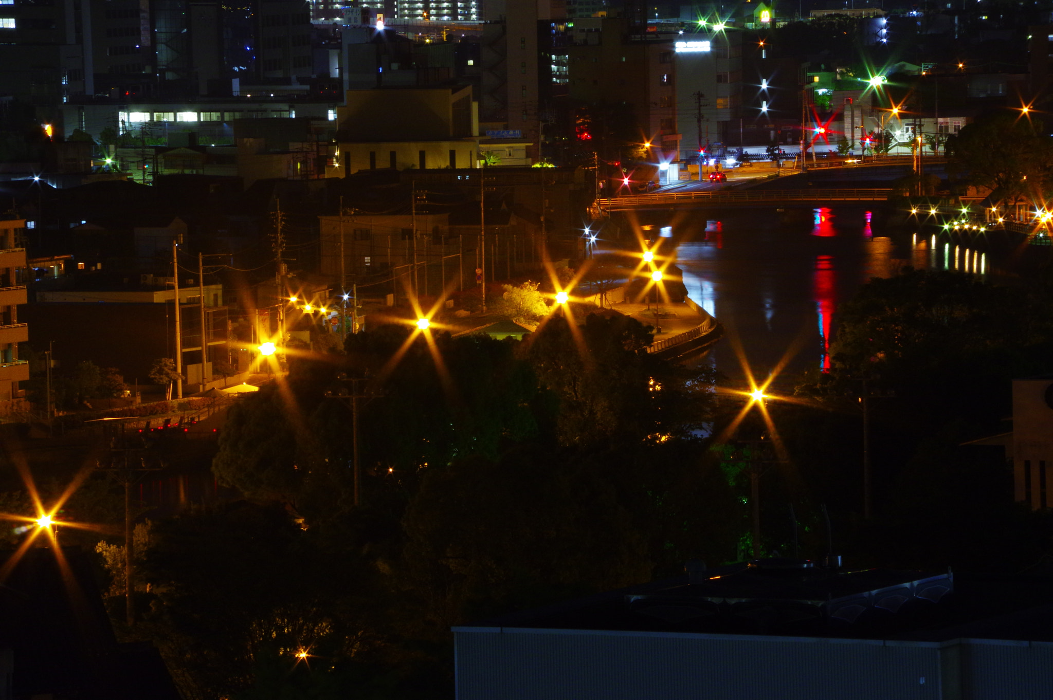 HD Pentax DA 55-300mm F4.0-5.8 ED WR sample photo. Sparkling town and river photography