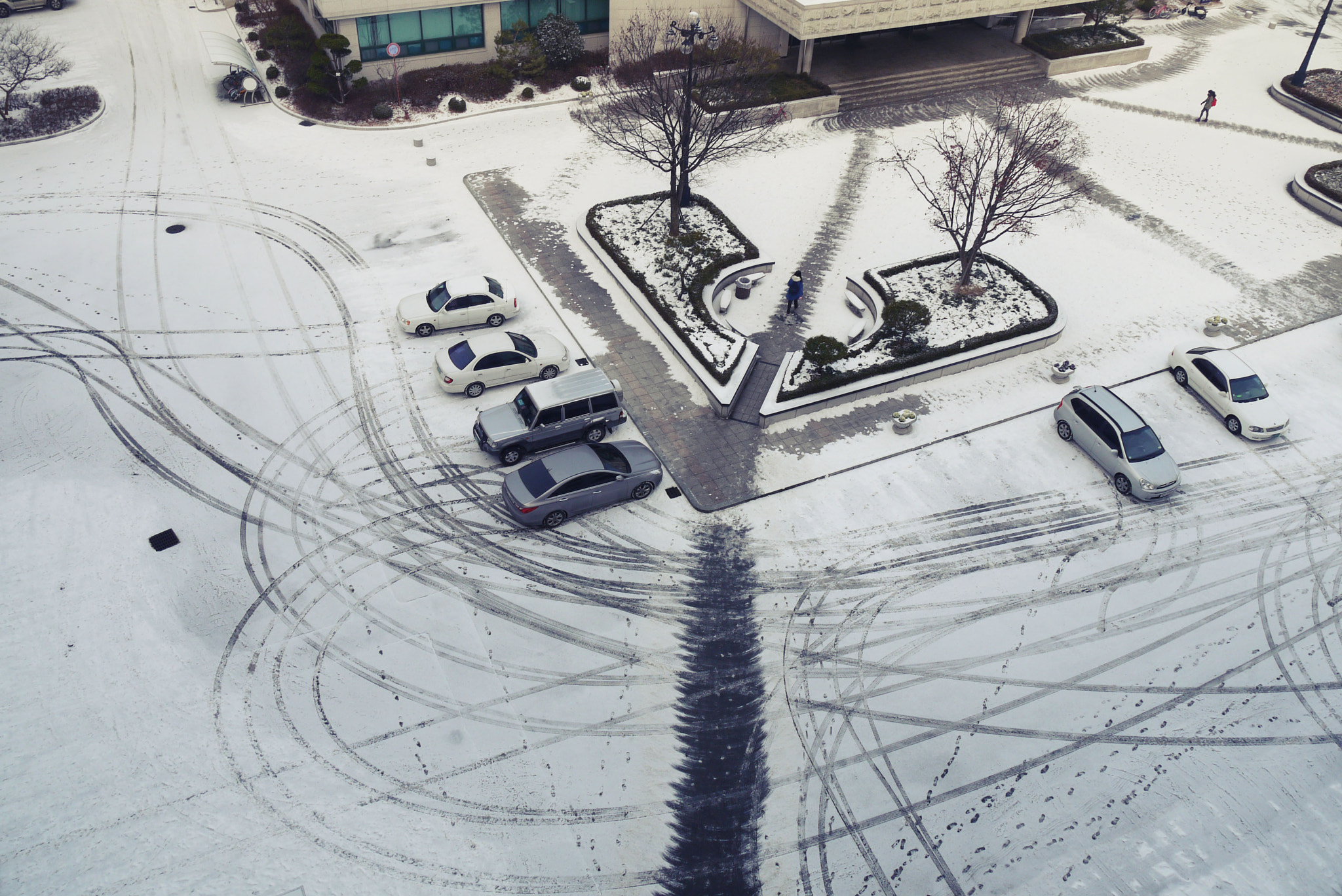 Panasonic Lumix DMC-GF1 sample photo. Tire mark on the snow road photography