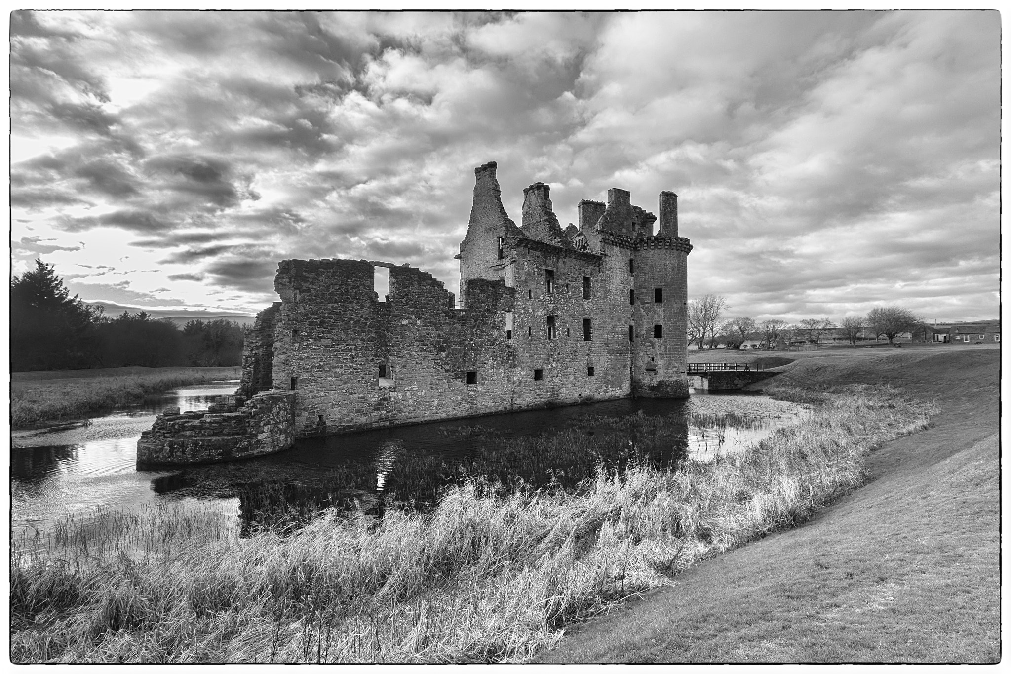 Canon EOS 450D (EOS Rebel XSi / EOS Kiss X2) sample photo. Caerlaverock castle wide photography