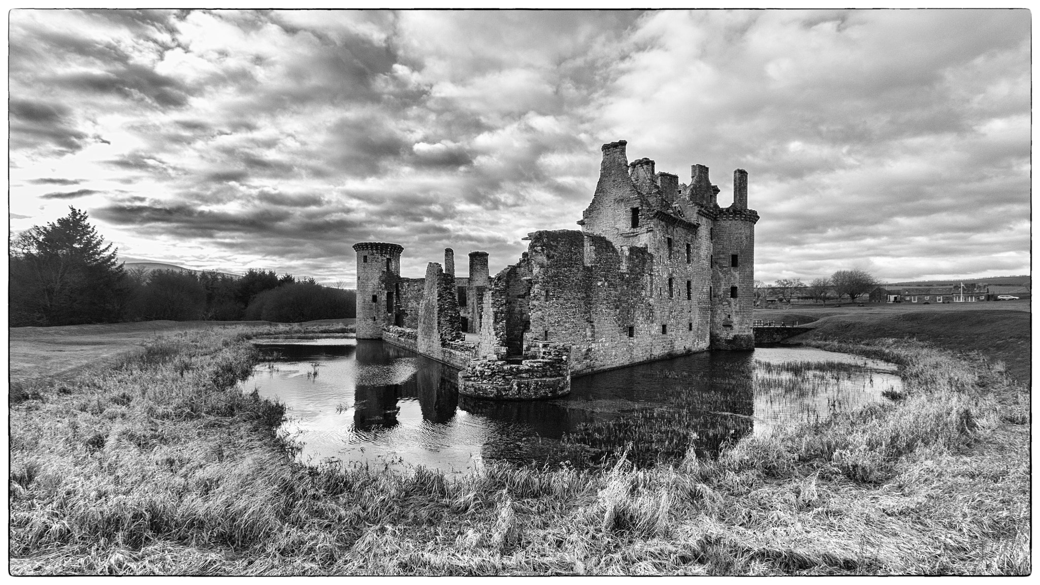 Canon EOS 450D (EOS Rebel XSi / EOS Kiss X2) sample photo. Caerlaverock castle rear photography
