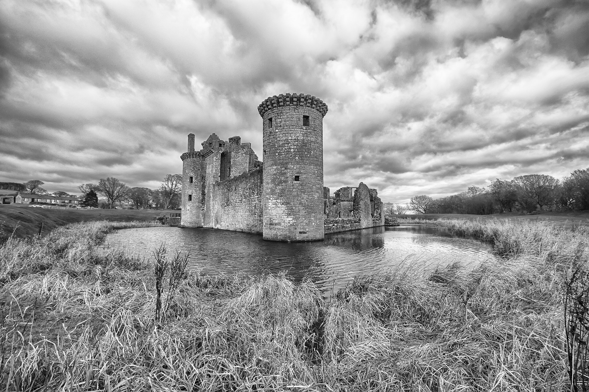 Canon EOS 450D (EOS Rebel XSi / EOS Kiss X2) sample photo. Caerlaverock side wide photography