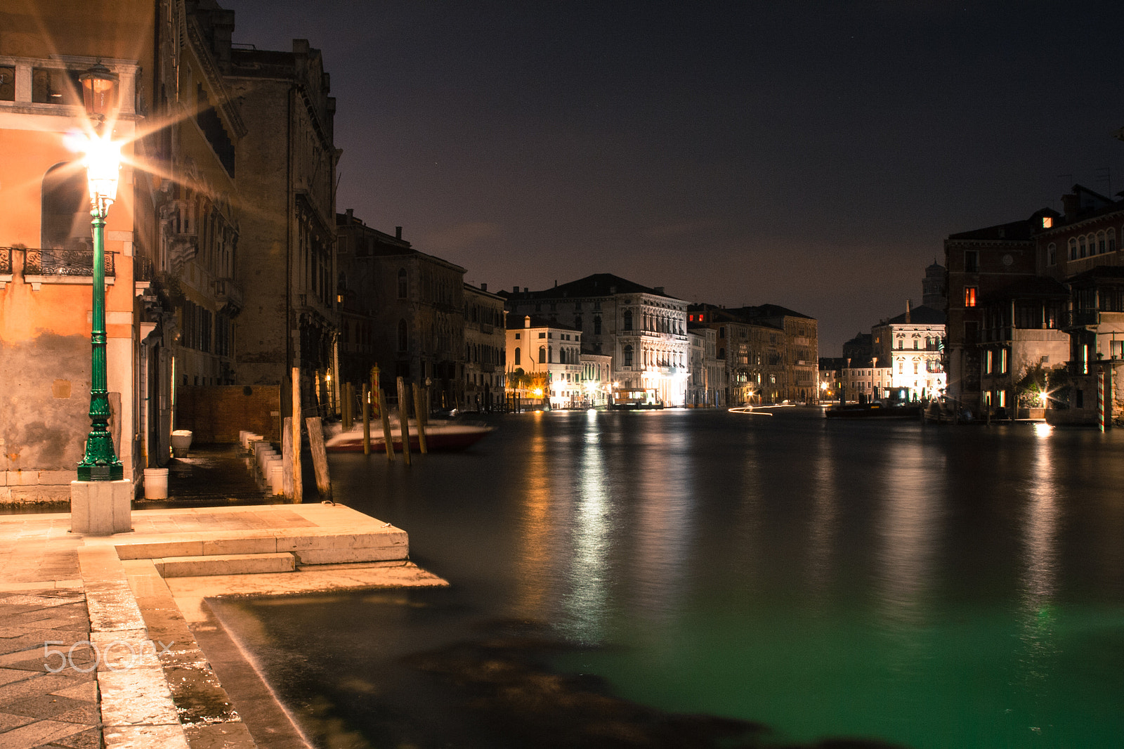 Canon EOS 1000D (EOS Digital Rebel XS / EOS Kiss F) + Canon EF 24-105mm F4L IS USM sample photo. Venice at night photography