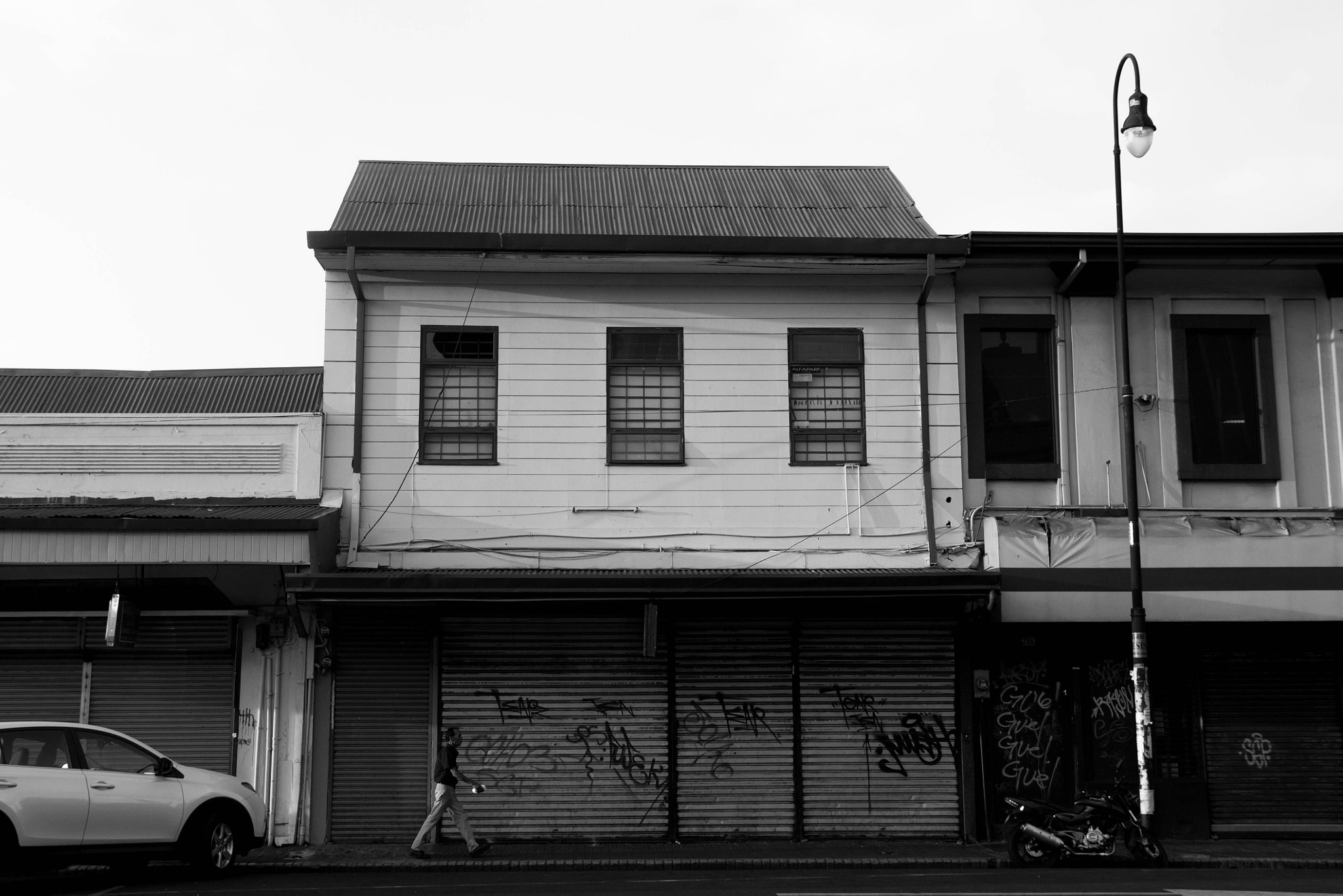 Tamron SP AF 17-50mm F2.8 XR Di II LD Aspherical (IF) sample photo. In the streets of costa rica with camera in hand. photography