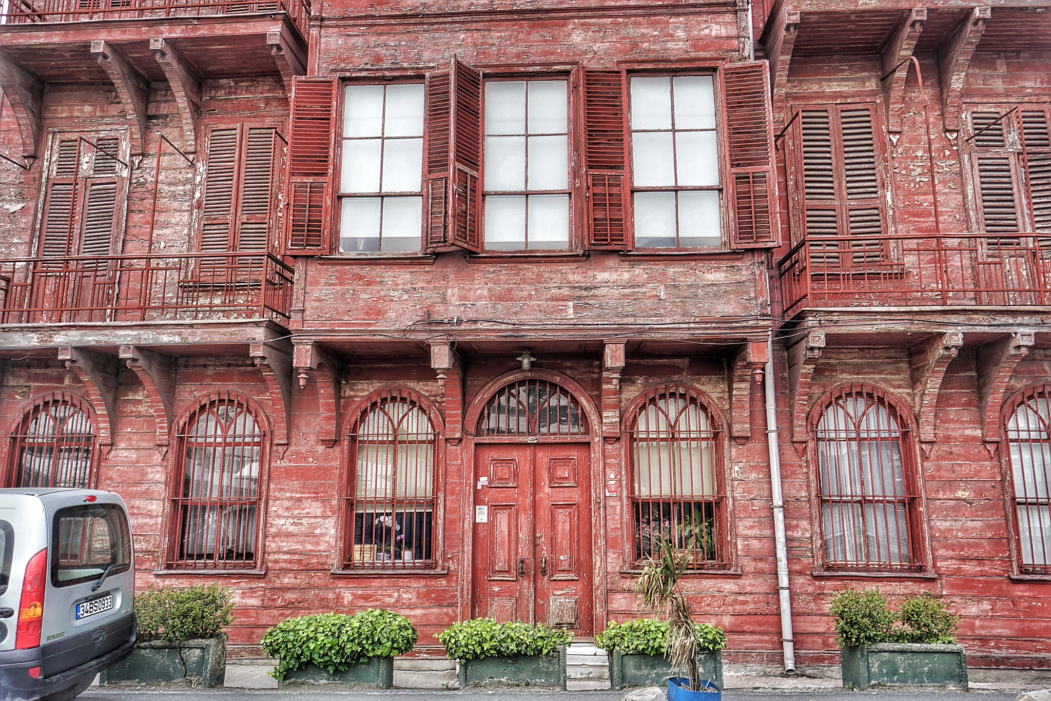 Sony a6000 + Sony E 10-18mm F4 OSS sample photo. Old  red ottoman house photography
