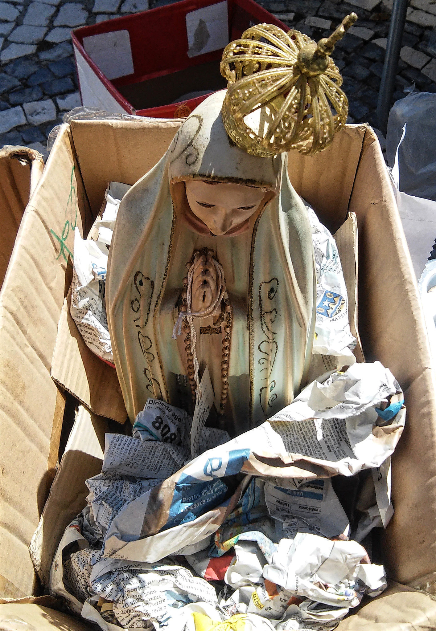 LG L90 sample photo. Saint in a box photography