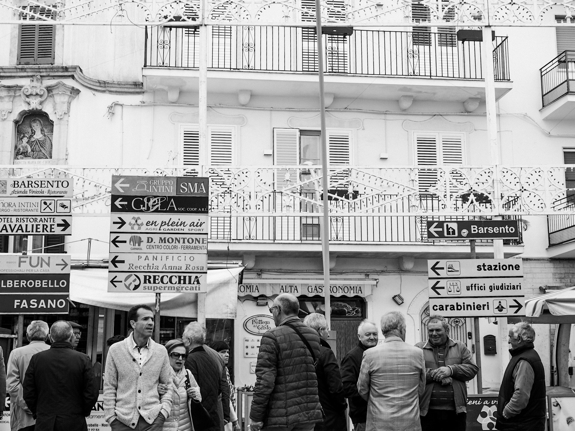 Olympus PEN E-PL7 + Panasonic Leica DG Summilux 25mm F1.4 II ASPH sample photo. La prima fiera dell'anno a noci #noci #nocimydesti ... photography