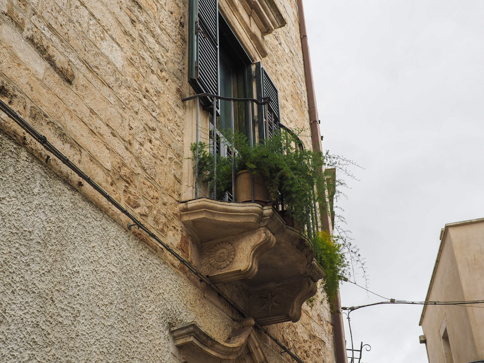 Olympus PEN E-PL7 + Panasonic Leica DG Summilux 25mm F1.4 II ASPH sample photo. Old city photography