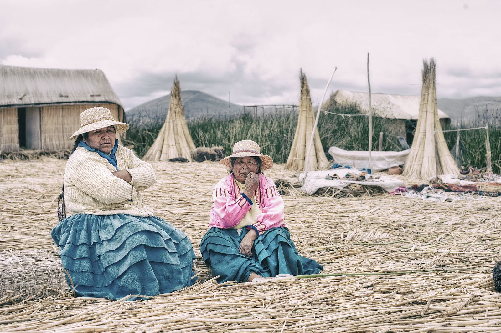 Nikon D3 + Nikon AF Nikkor 50mm F1.4D sample photo. Titicaca women photography