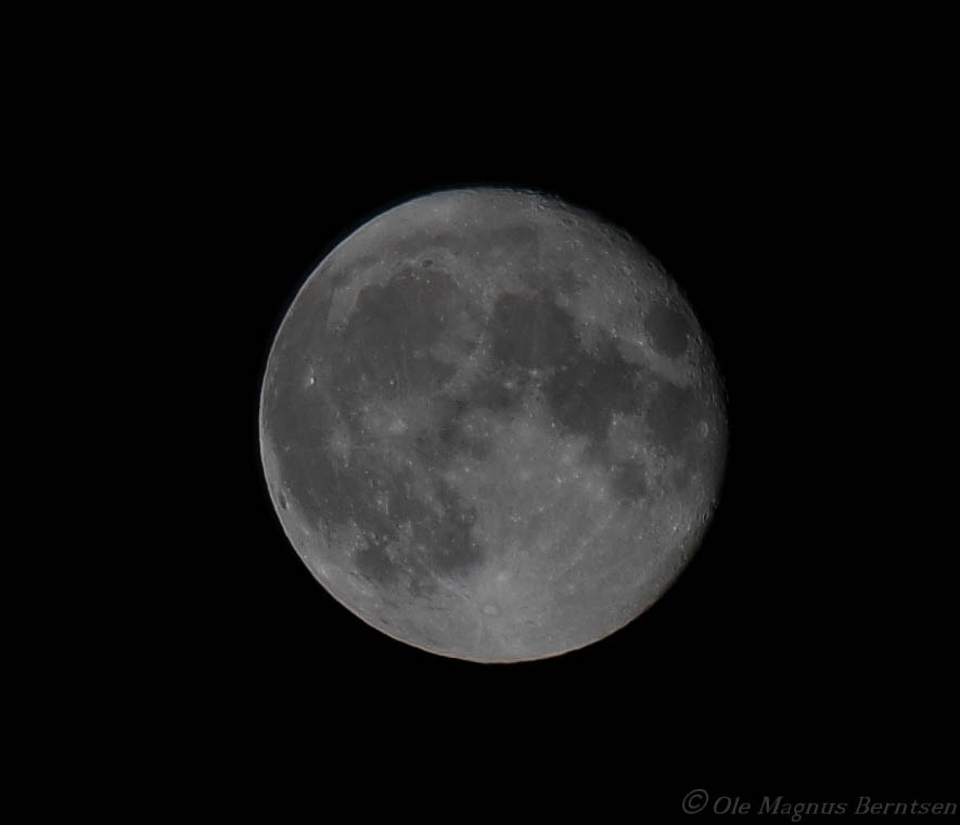 Samsung NX3000 + NX 50-200mm F4-5.6 sample photo. The moon photography