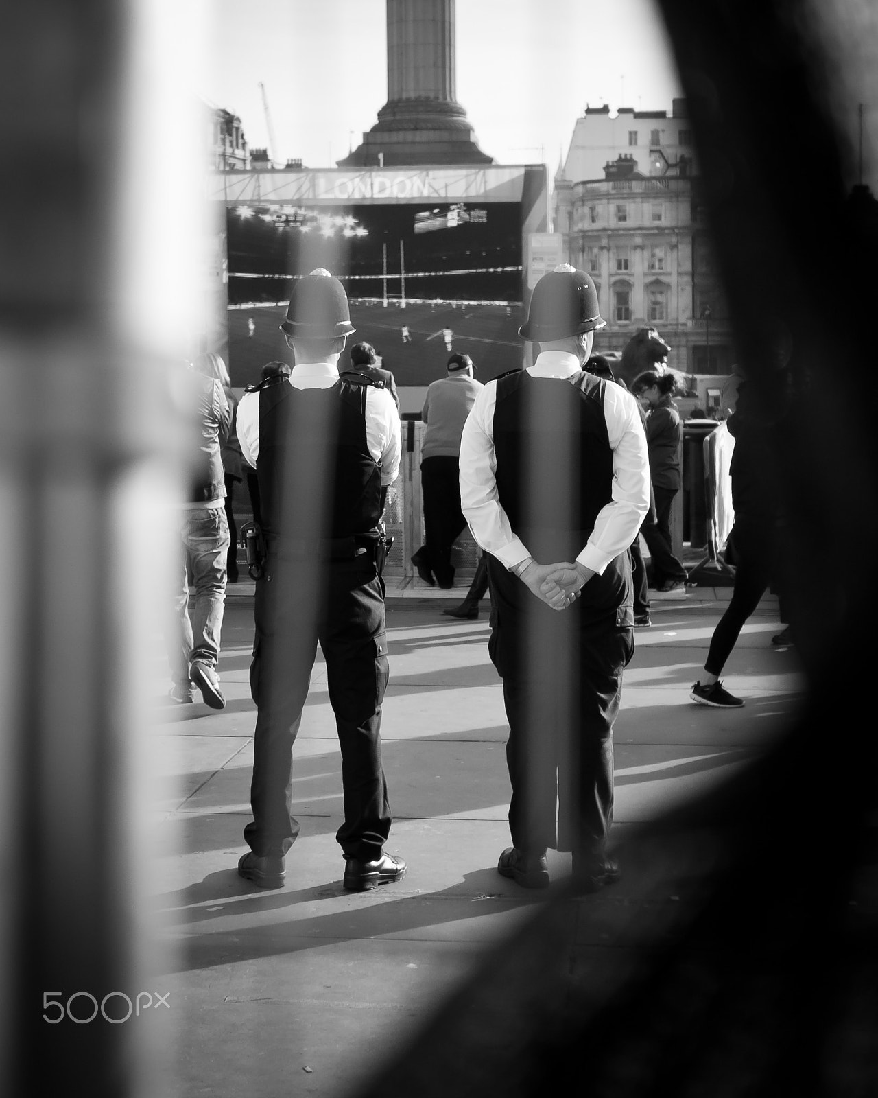 Olympus OM-D E-M10 + Olympus M.Zuiko Digital 17mm F1.8 sample photo. Two police men, london photography