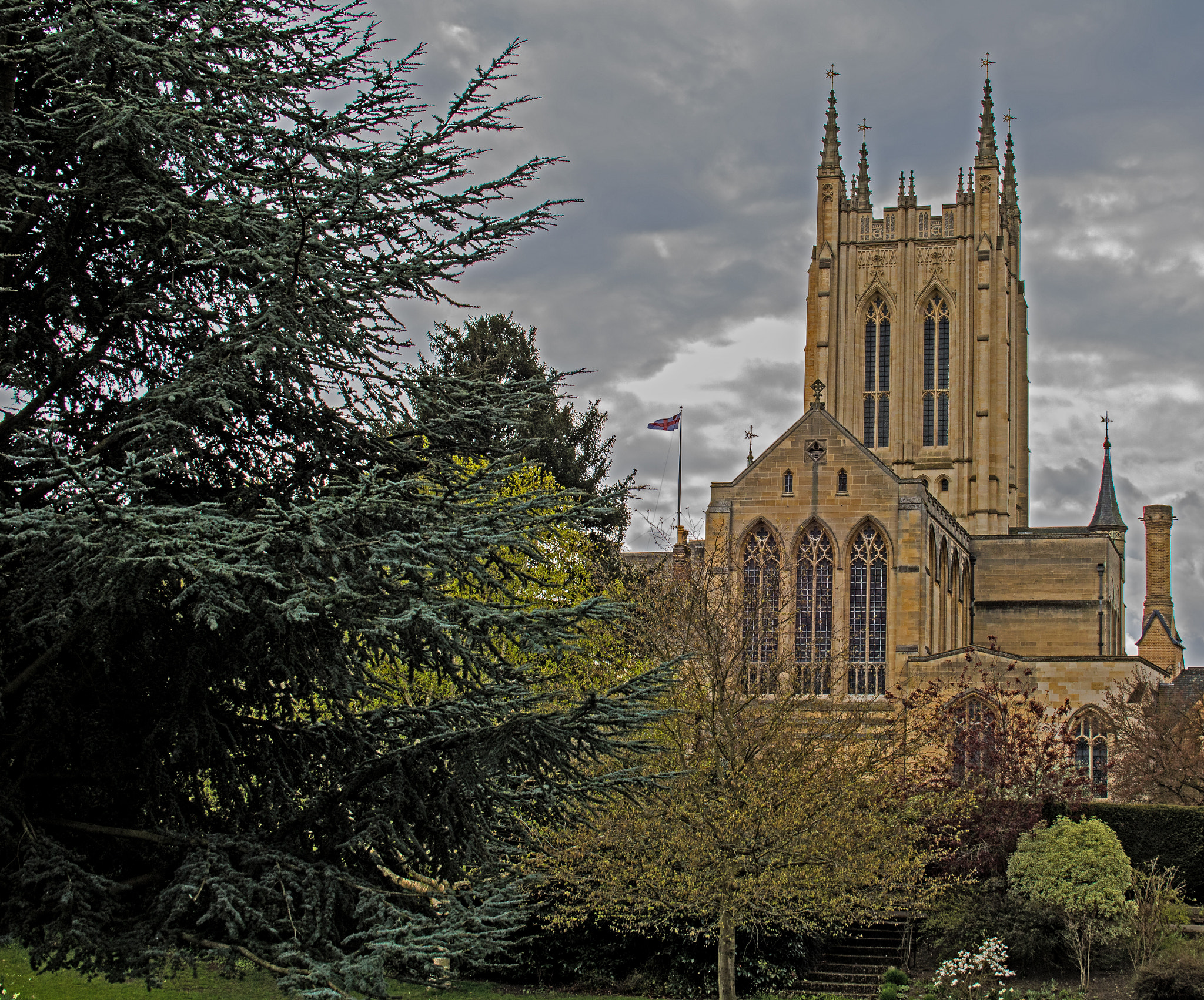 Canon EOS 750D (EOS Rebel T6i / EOS Kiss X8i) + Canon EF-S 18-55mm F3.5-5.6 sample photo. Bury cathedral  photography
