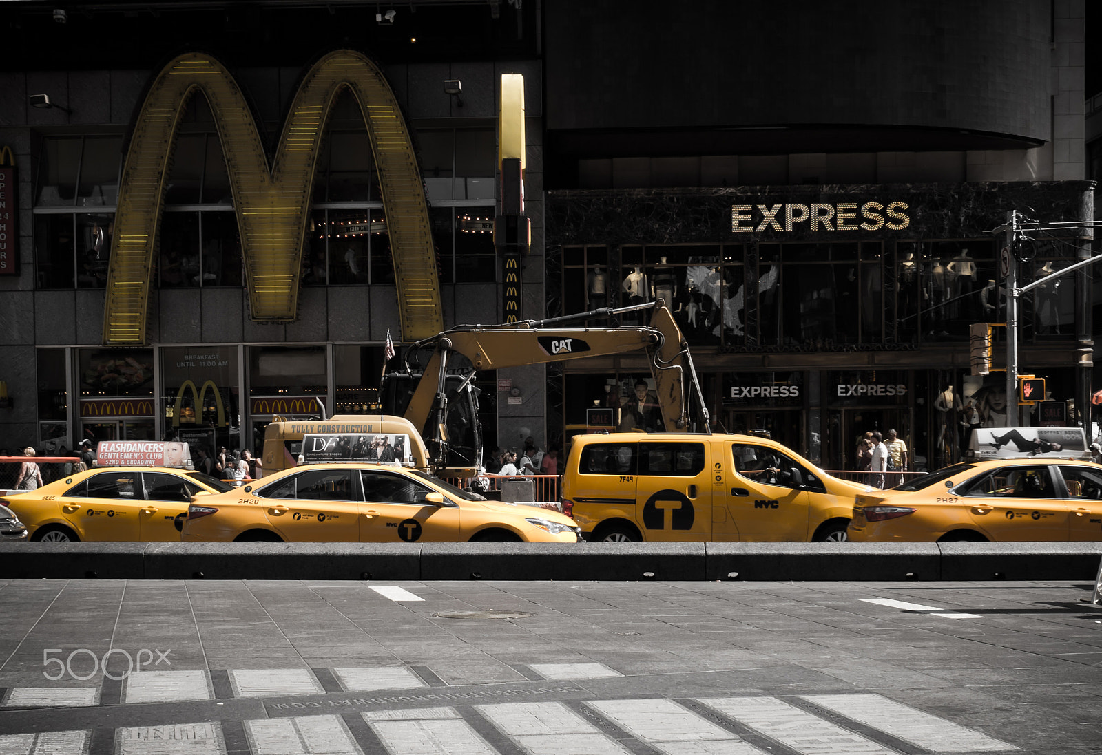 Olympus OM-D E-M10 + Olympus M.Zuiko Digital 17mm F1.8 sample photo. Fast food and taxis, new york photography