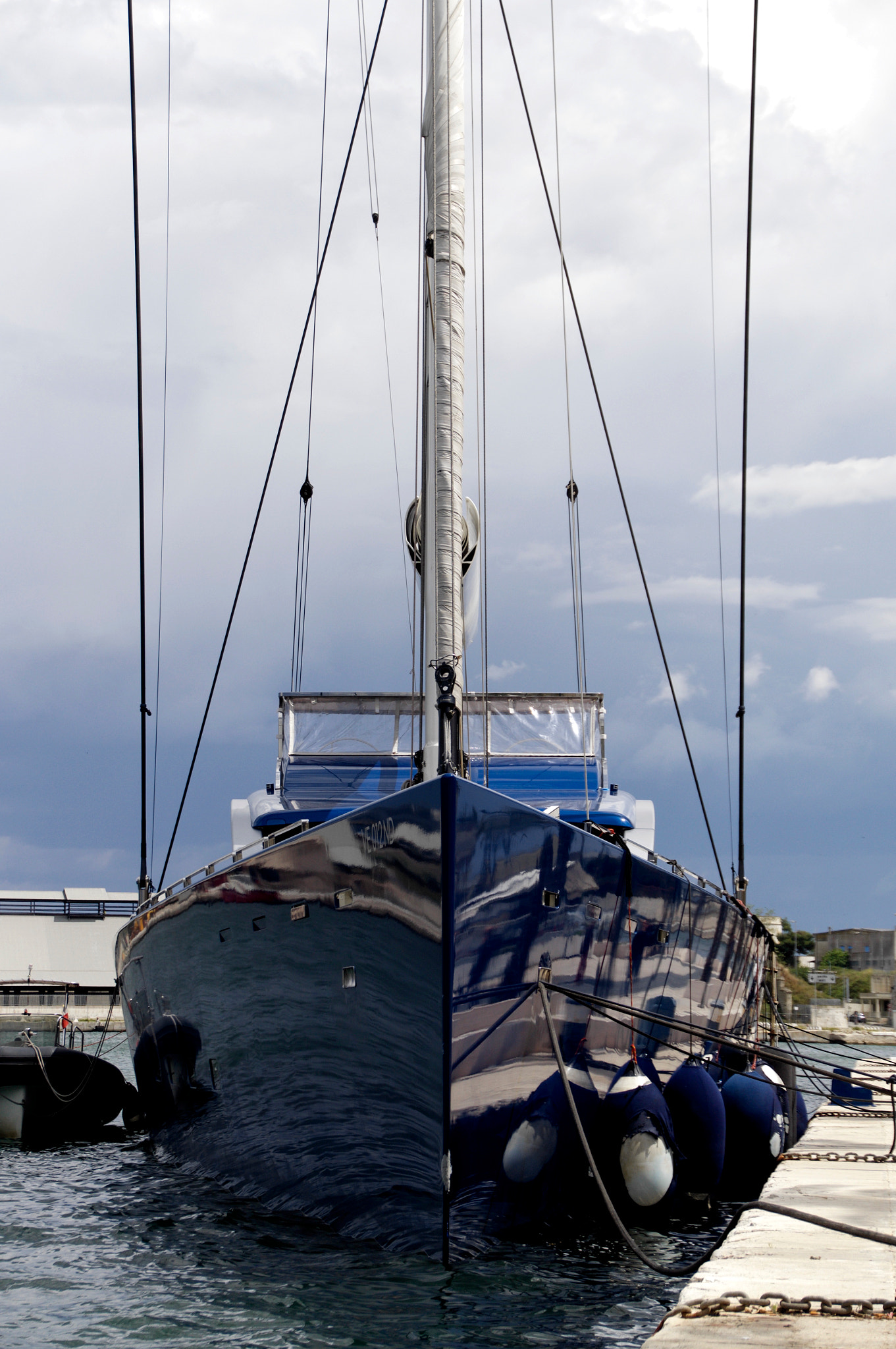 Tamron 18-270mm F3.5-6.3 Di II PZD sample photo. Blade photography