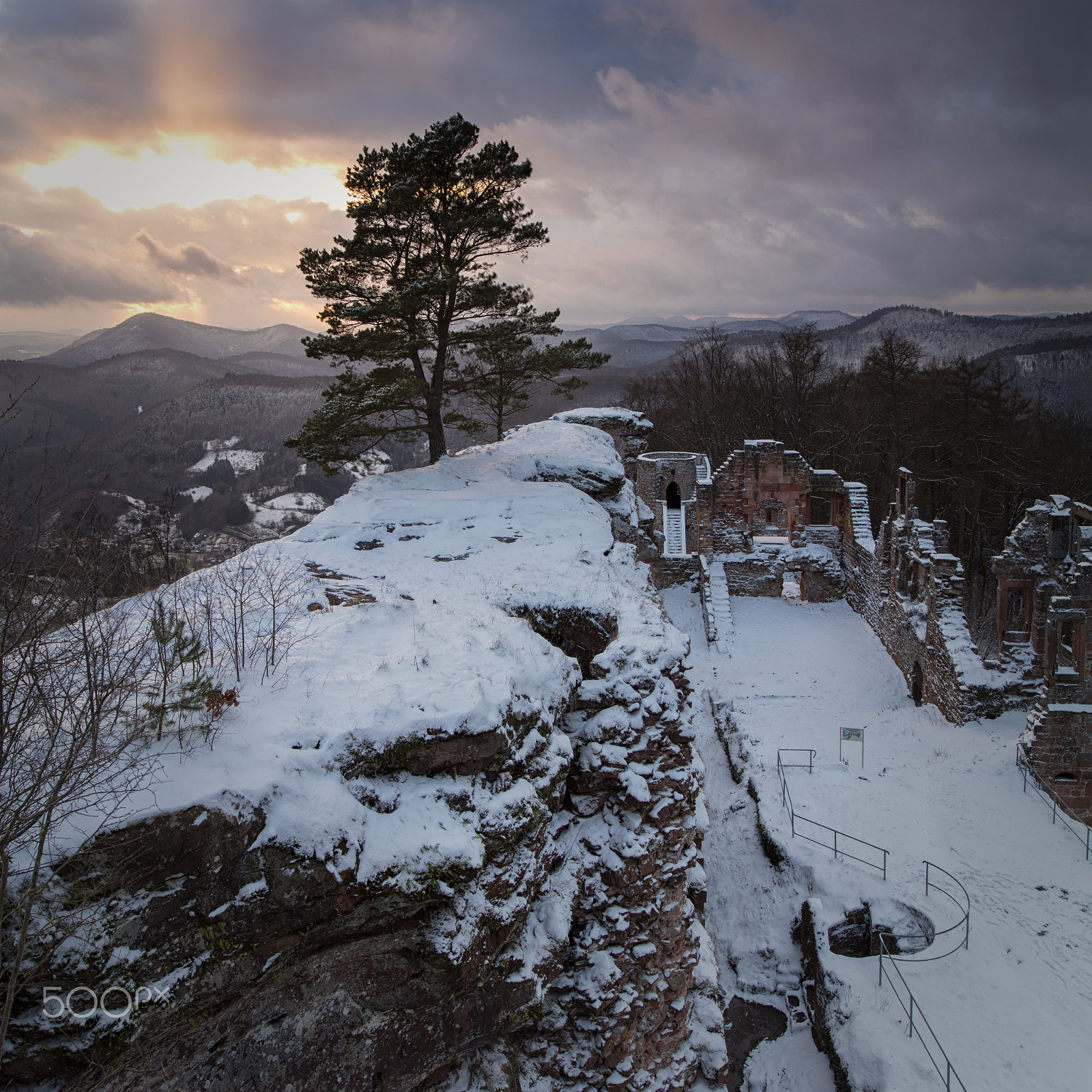 Canon EOS 5DS R + ZEISS Milvus 21mm F2.8 sample photo. Burg neuscharfeneck photography