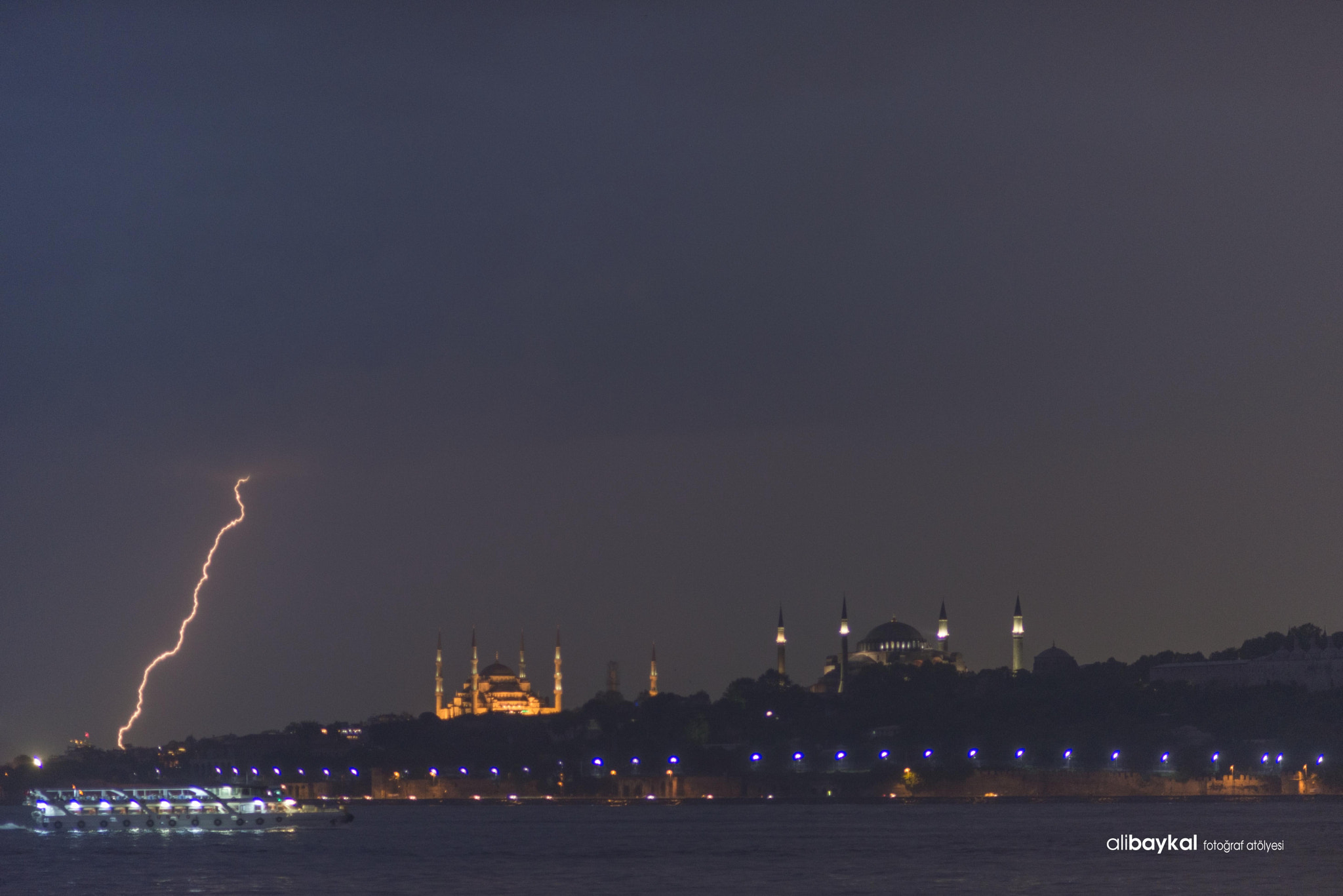 Nikon D610 + AF DC-Nikkor 135mm f/2D sample photo. Lightning photography