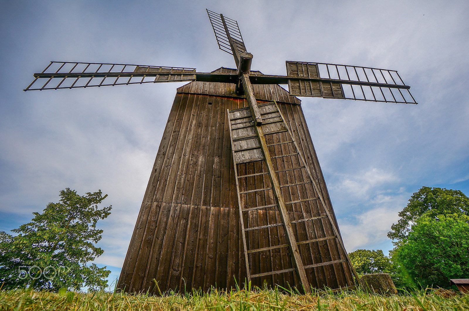 Sony Alpha NEX-5T + Sony E 10-18mm F4 OSS sample photo. Windmill photography