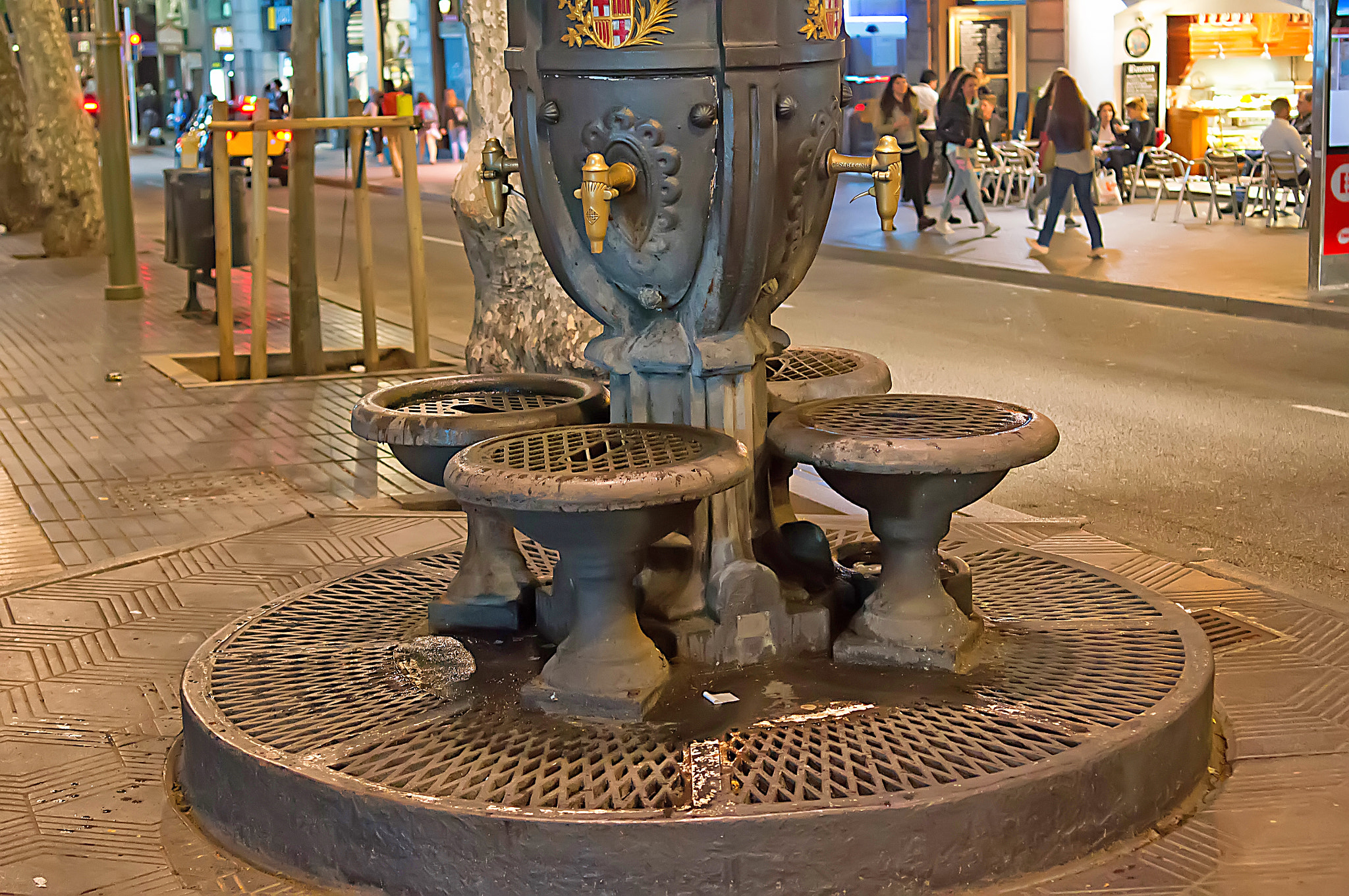 35-70mm F4 sample photo. Canaletas - barcelona photography