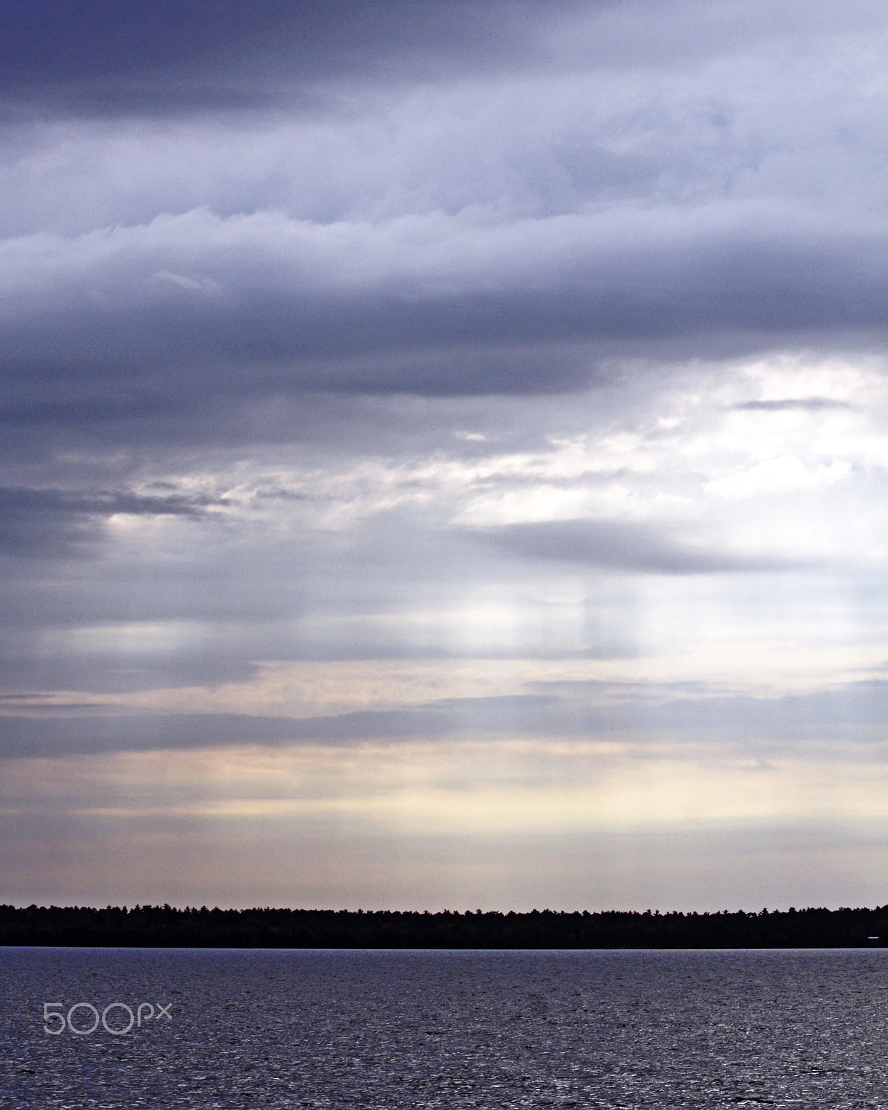 Canon EOS 450D (EOS Rebel XSi / EOS Kiss X2) sample photo. Sunbeams over lake photography