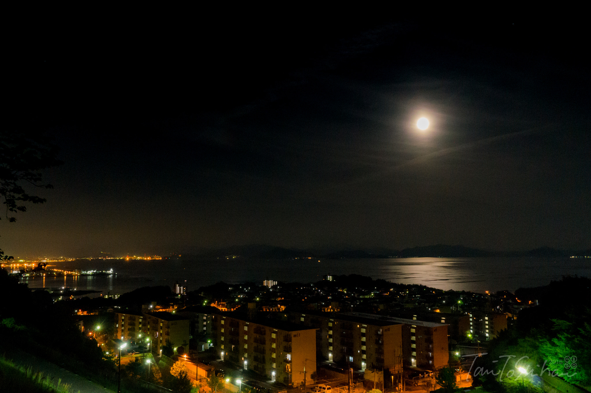 Sony DT 18-200mm F3.5-6.3 sample photo. Moon light on the sea photography
