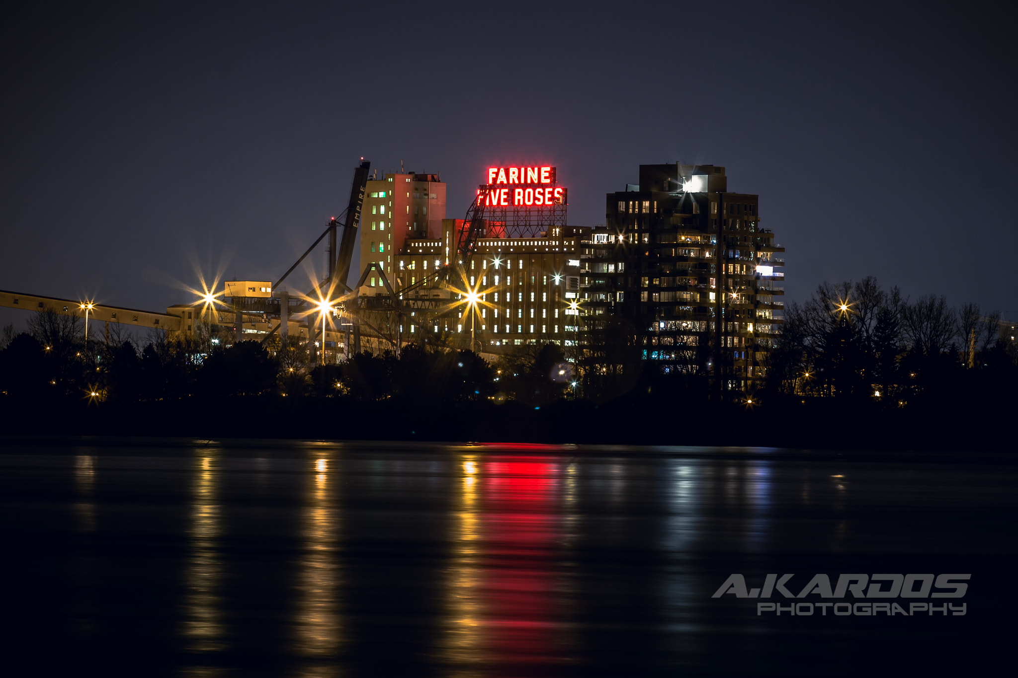 Canon EOS 700D (EOS Rebel T5i / EOS Kiss X7i) + Canon EF 70-200mm F4L USM sample photo. Montreal by night - farine fives roses photography