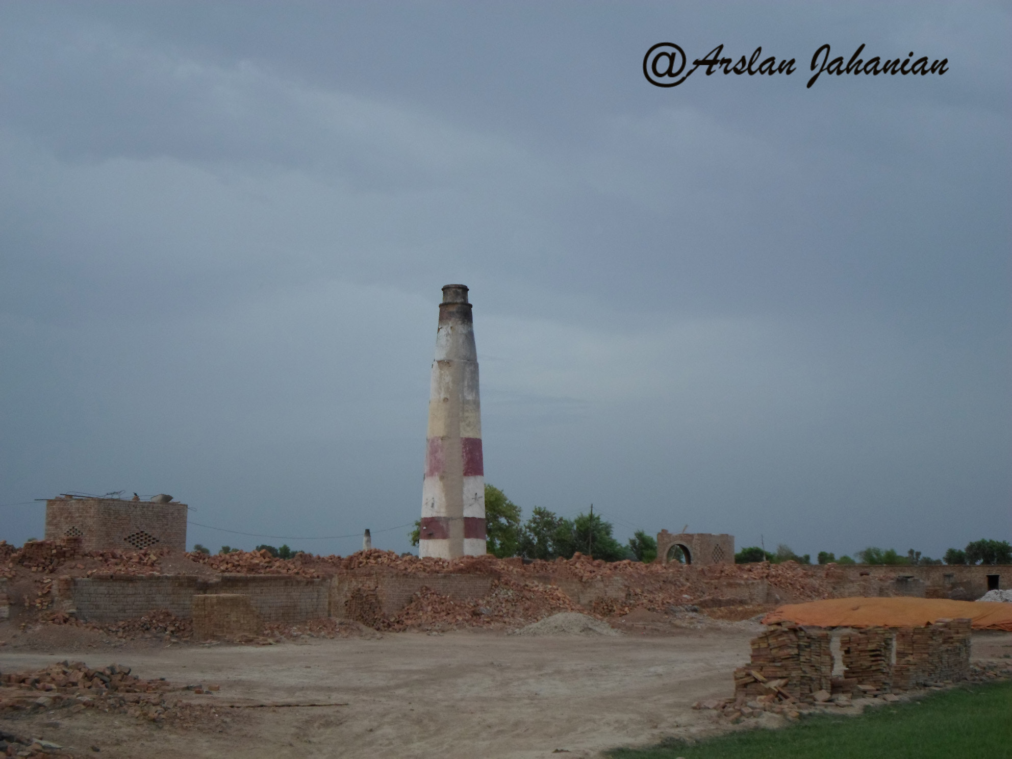 Samsung ES99 sample photo. Bricks cloudy view. photography