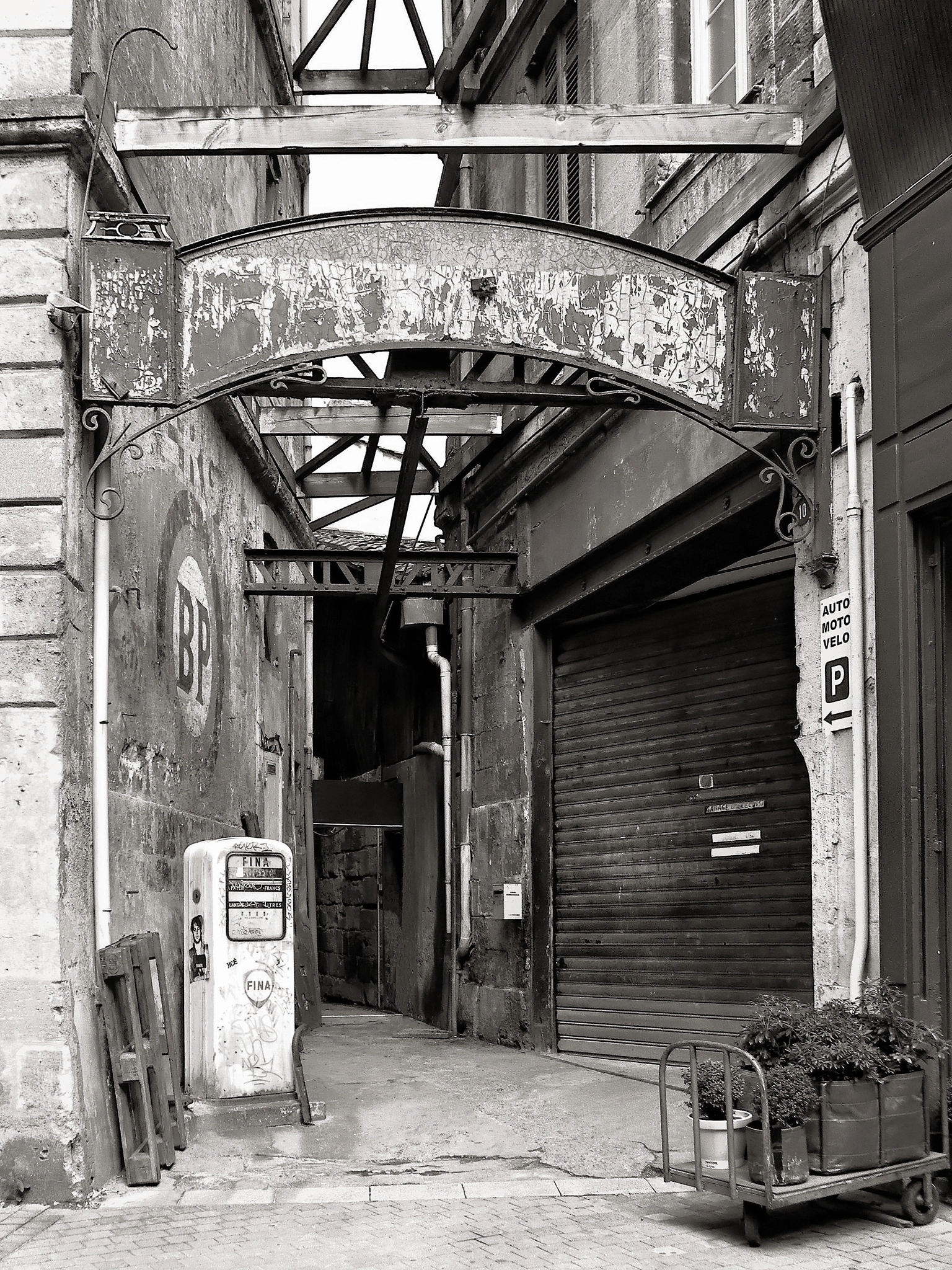Pentax X90 sample photo. Bordeaux - rue de la vieille tour photography