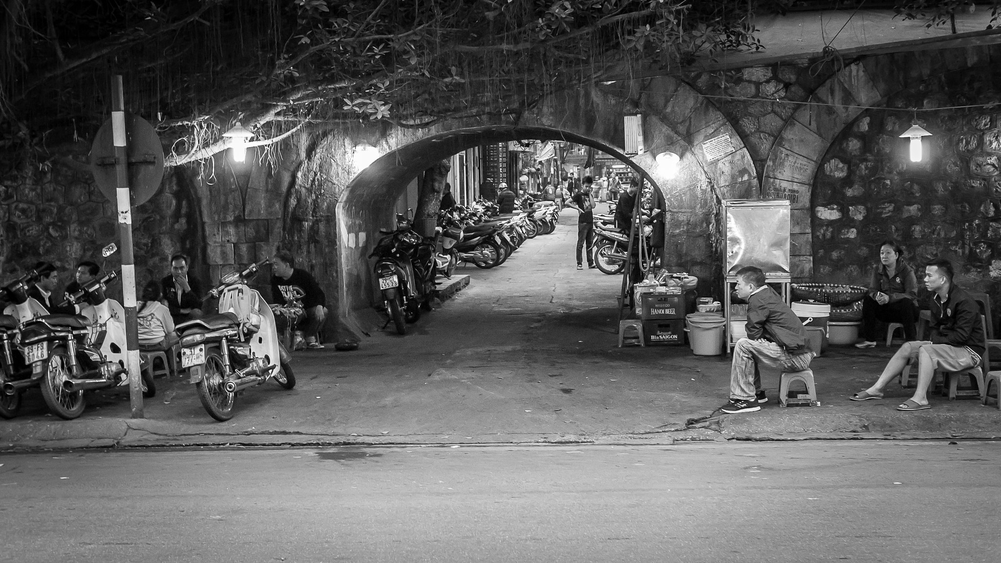 Sony Alpha DSLR-A330 + Sony DT 35mm F1.8 SAM sample photo. Streetlife in hanoi, vietnam photography