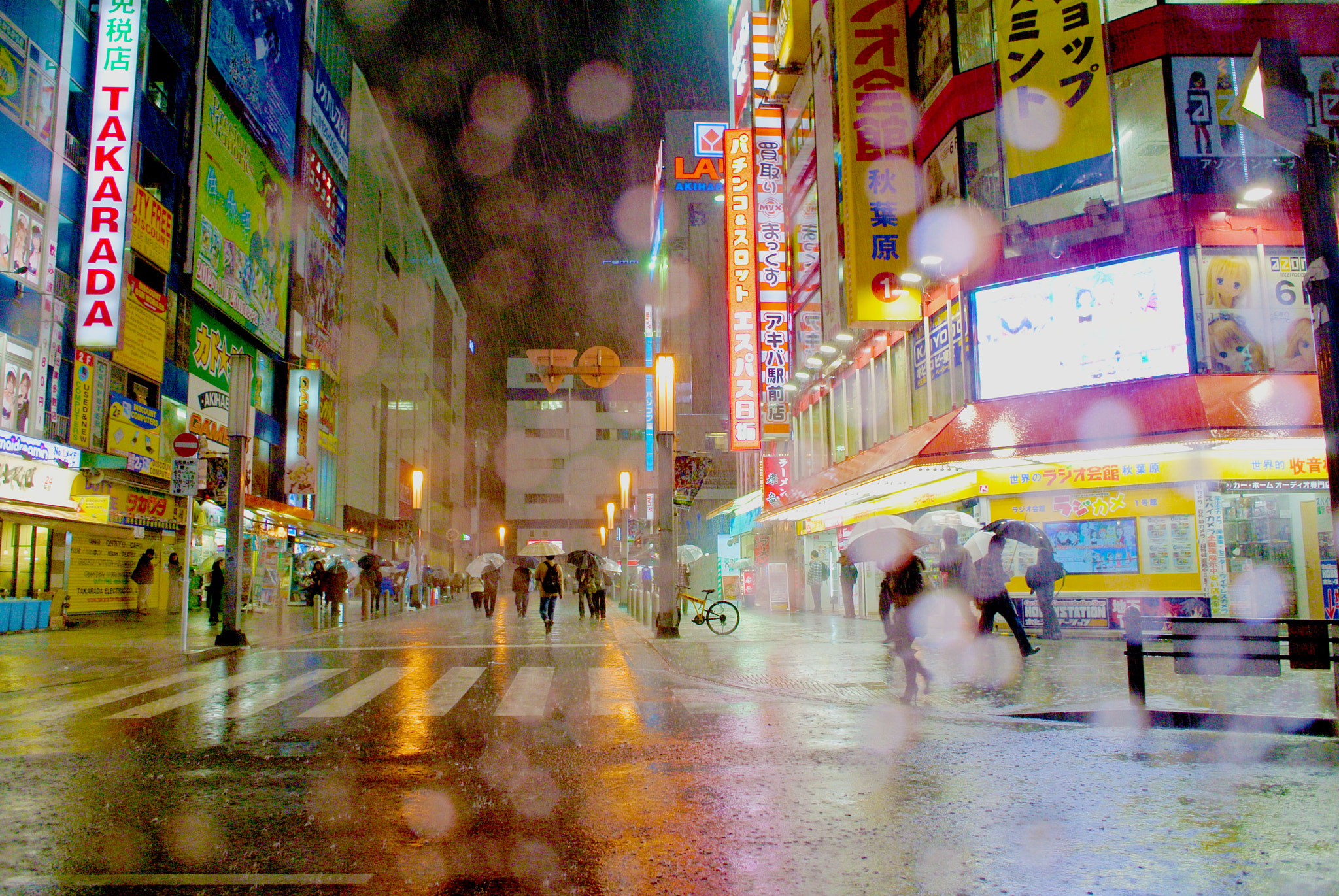 Nikon 1 V1 + Nikon 1 Nikkor 10mm F2.8 sample photo. Akihabara in rain photography