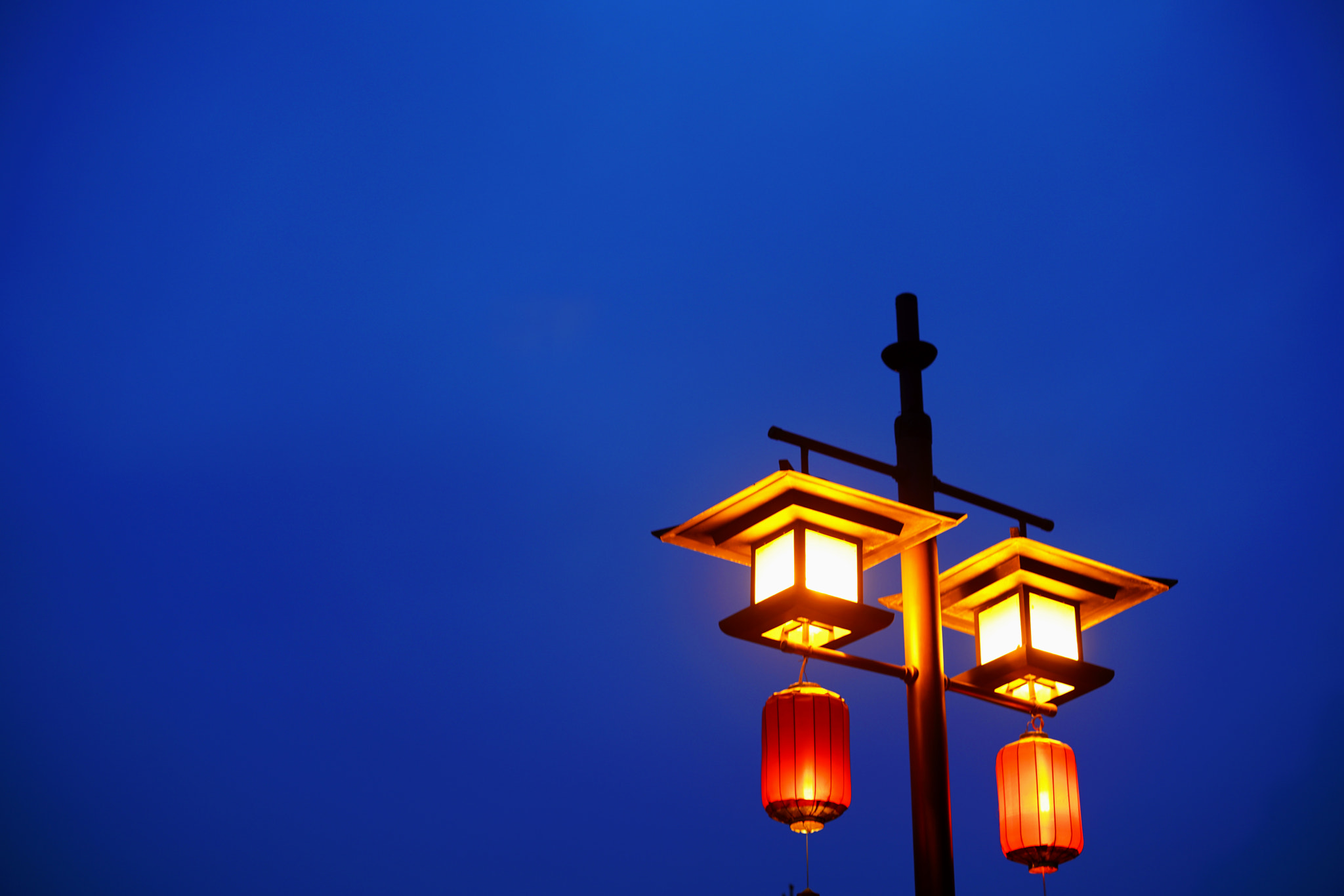 E 50mm F2 sample photo. Street lamp photography