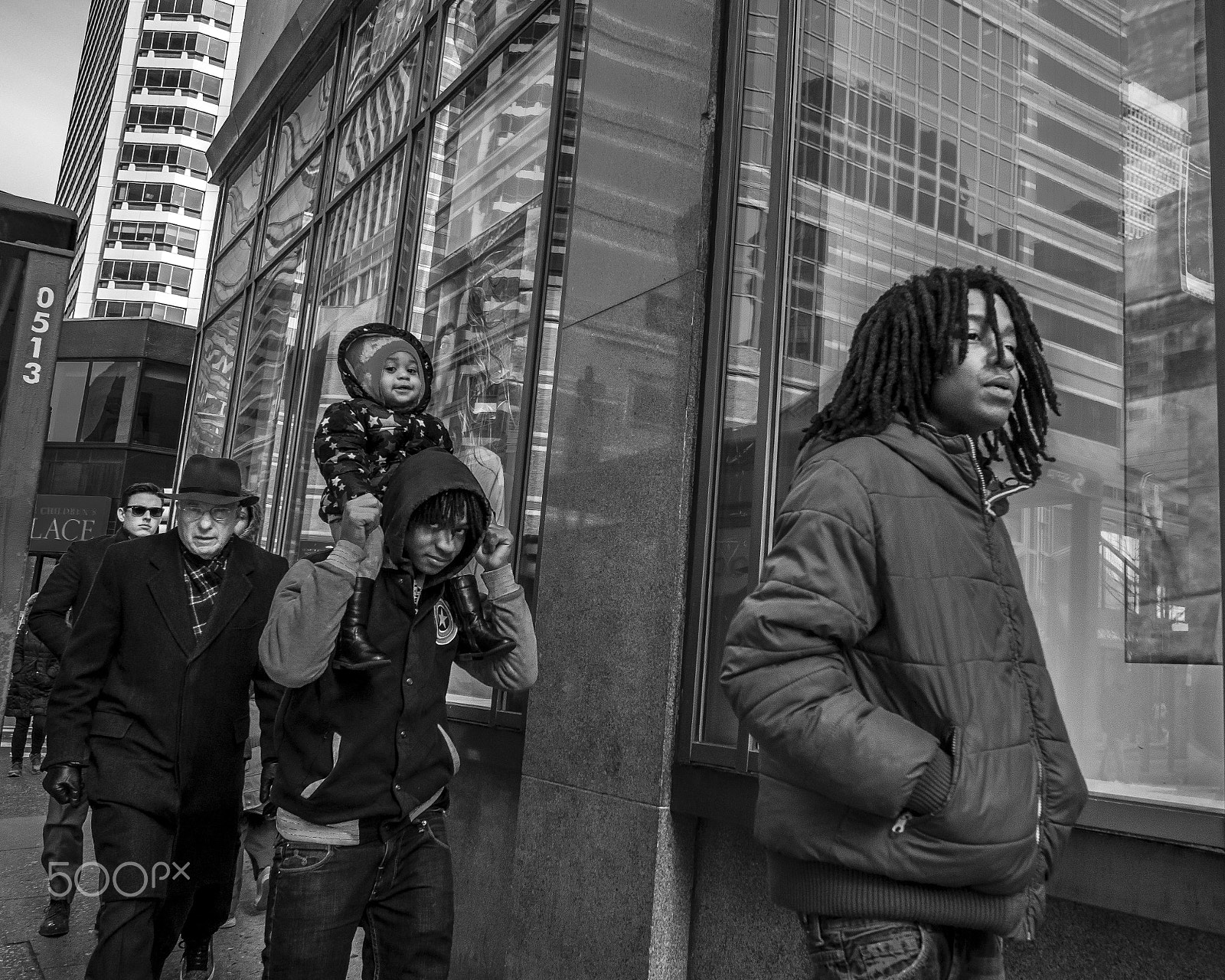 Panasonic Lumix DMC-GX8 + Panasonic Lumix G 14mm F2.5 ASPH sample photo. Queue on chestnut street, 2016 photography