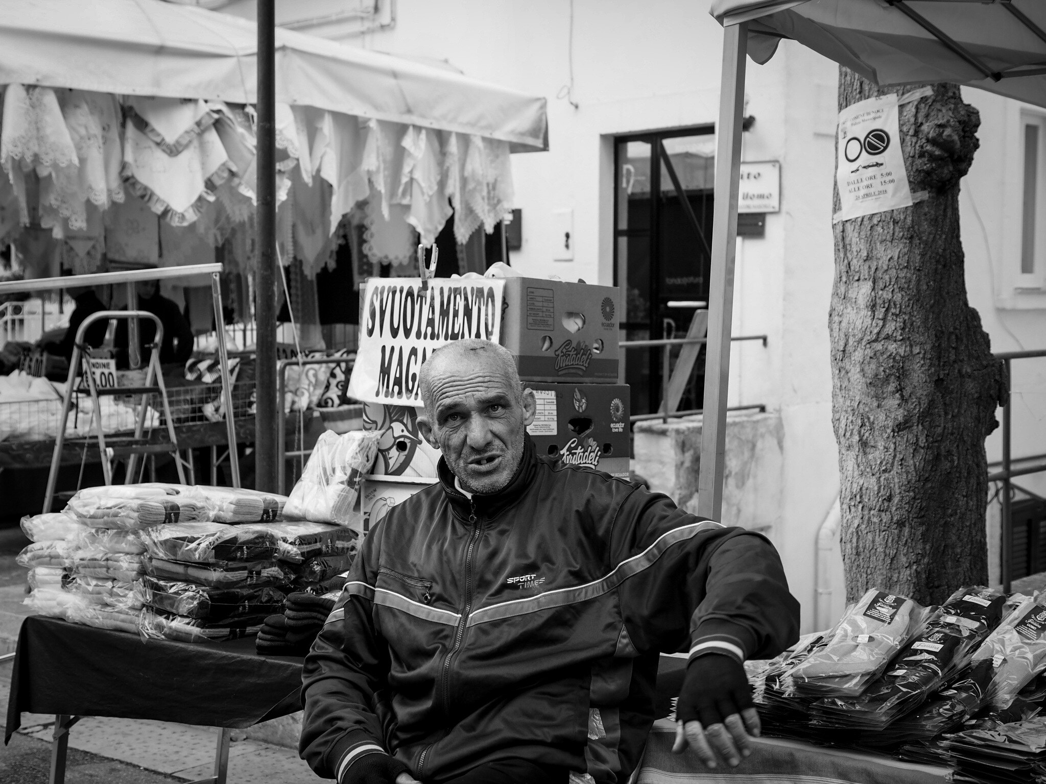 Olympus PEN E-PL7 + Panasonic Leica DG Summilux 25mm F1.4 II ASPH sample photo. Seller at the market photography