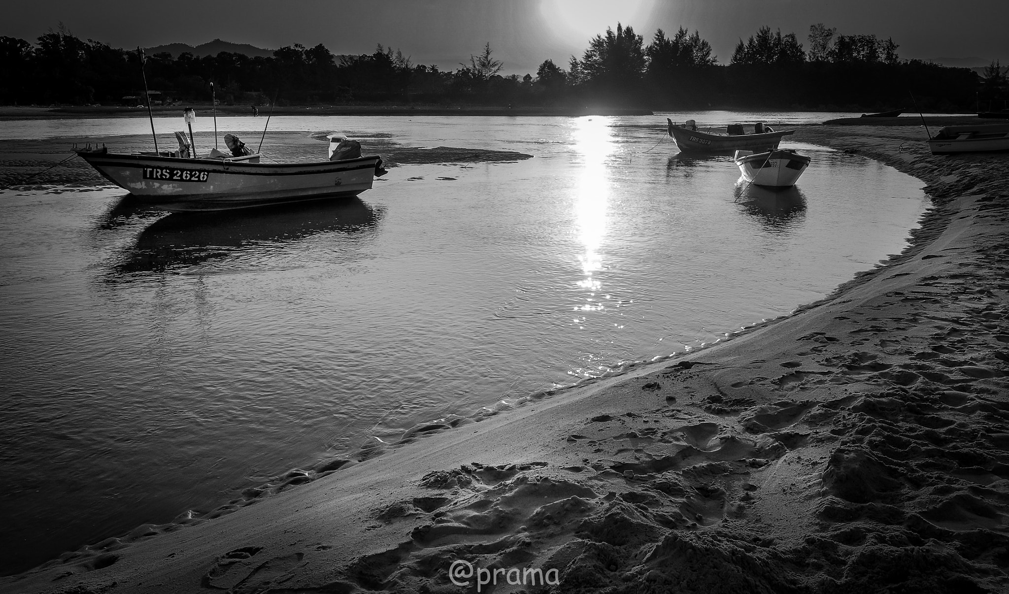 Olympus OM-D E-M1 + LEICA DG SUMMILUX 15/F1.7 sample photo. Fisherman boats photography