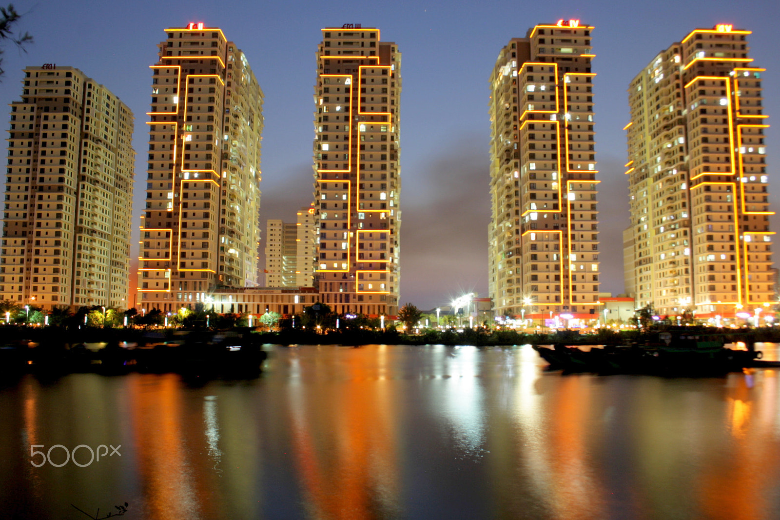 Canon EF-S 18-55mm F3.5-5.6 sample photo. Sai gon by night photography
