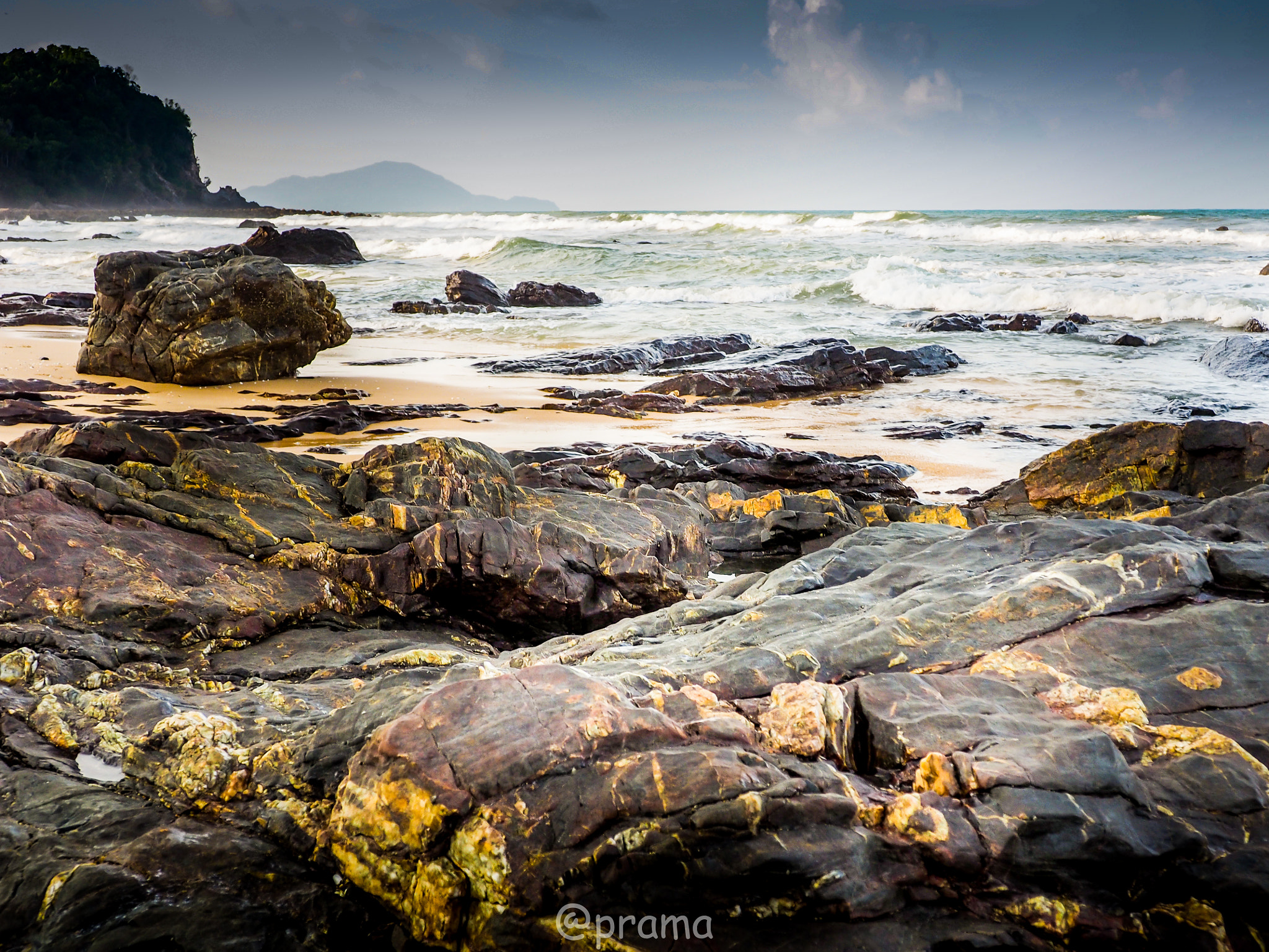 Olympus OM-D E-M1 + OLYMPUS M.12-50mm F3.5-6.3 sample photo. Rocky beach photography