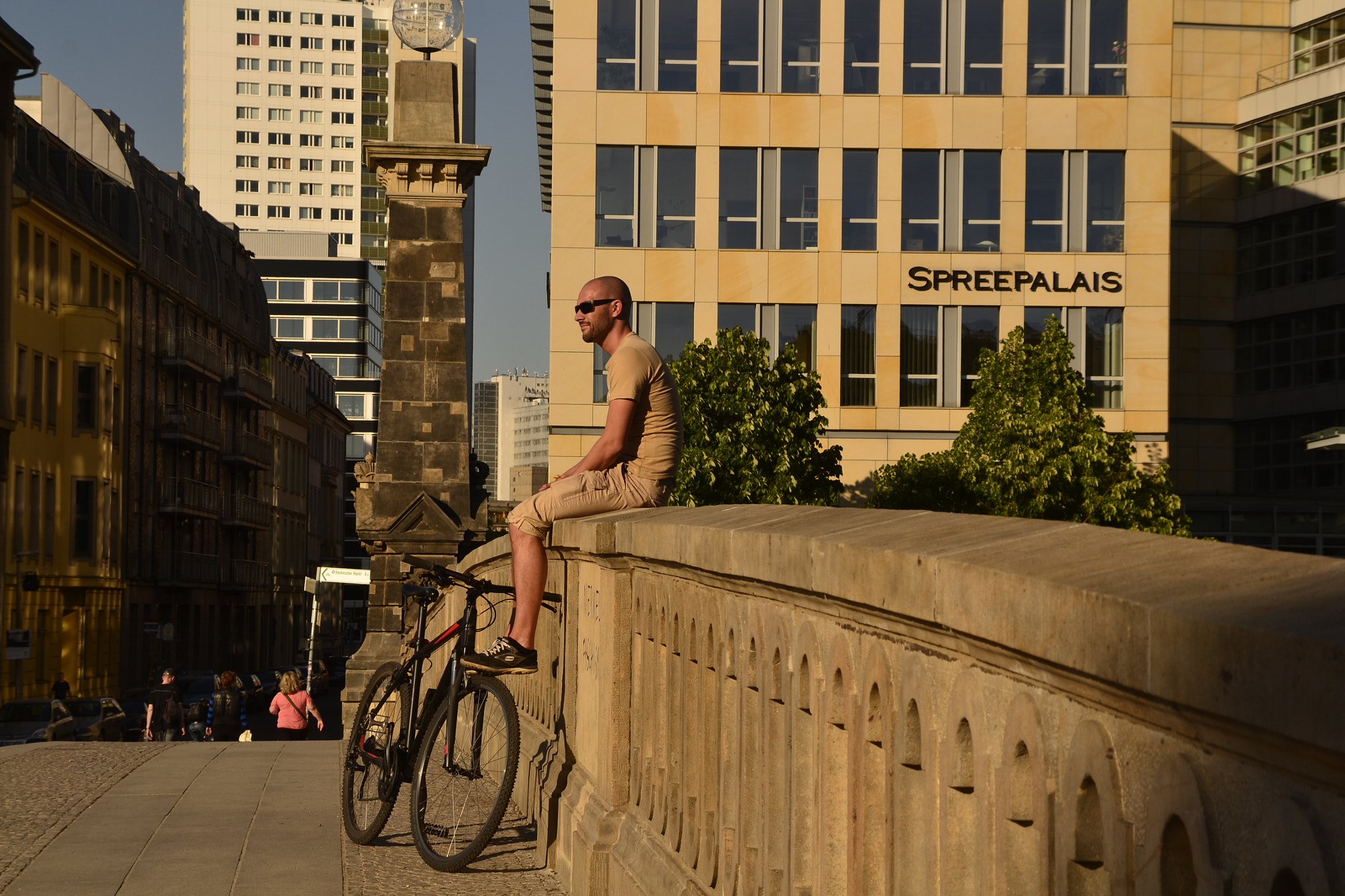 Sigma 18-200mm F3.5-6.3 DC OS HSM sample photo. Streetlife photography