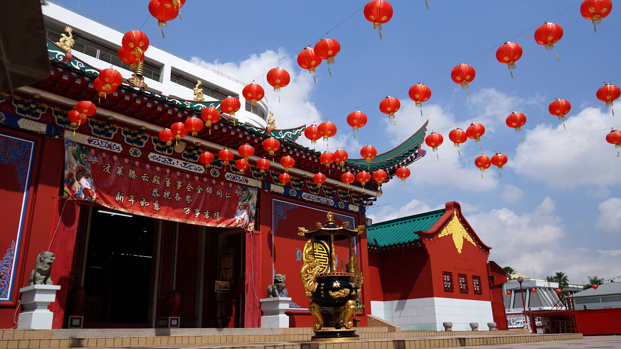 Sony a5100 + Sigma 19mm F2.8 EX DN sample photo. Teng yun temple, brunei photography