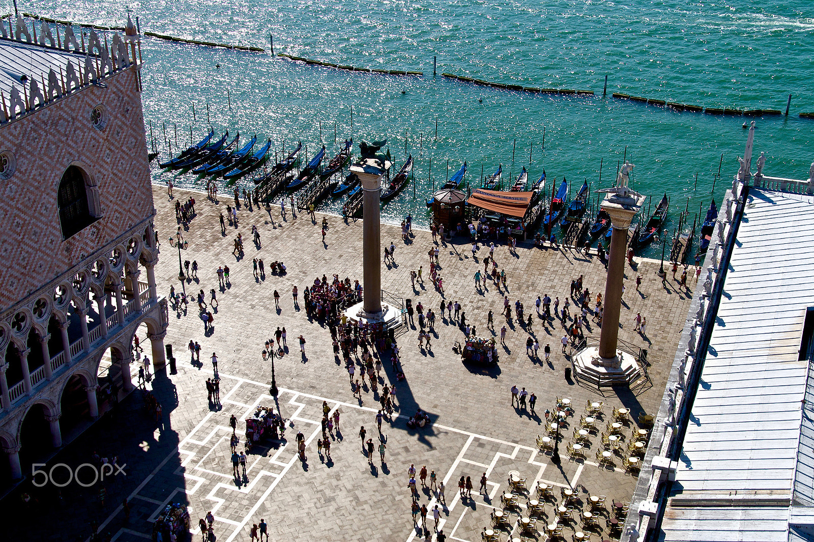 Tamron 18-270mm F3.5-6.3 Di II PZD sample photo. People in venice. photography