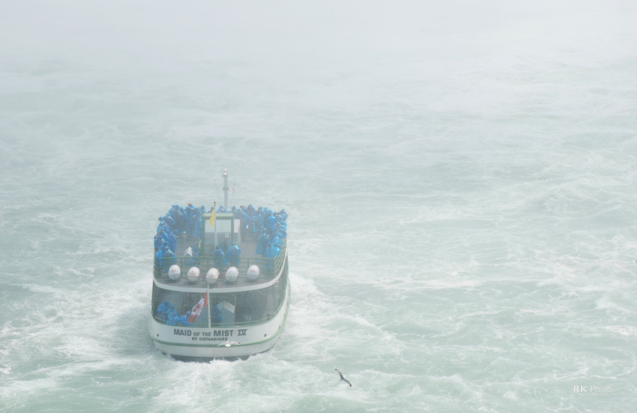 Sigma 70-300mm F4-5.6 APO Macro Super II sample photo. A wet trip with the famous maid of the mist photography