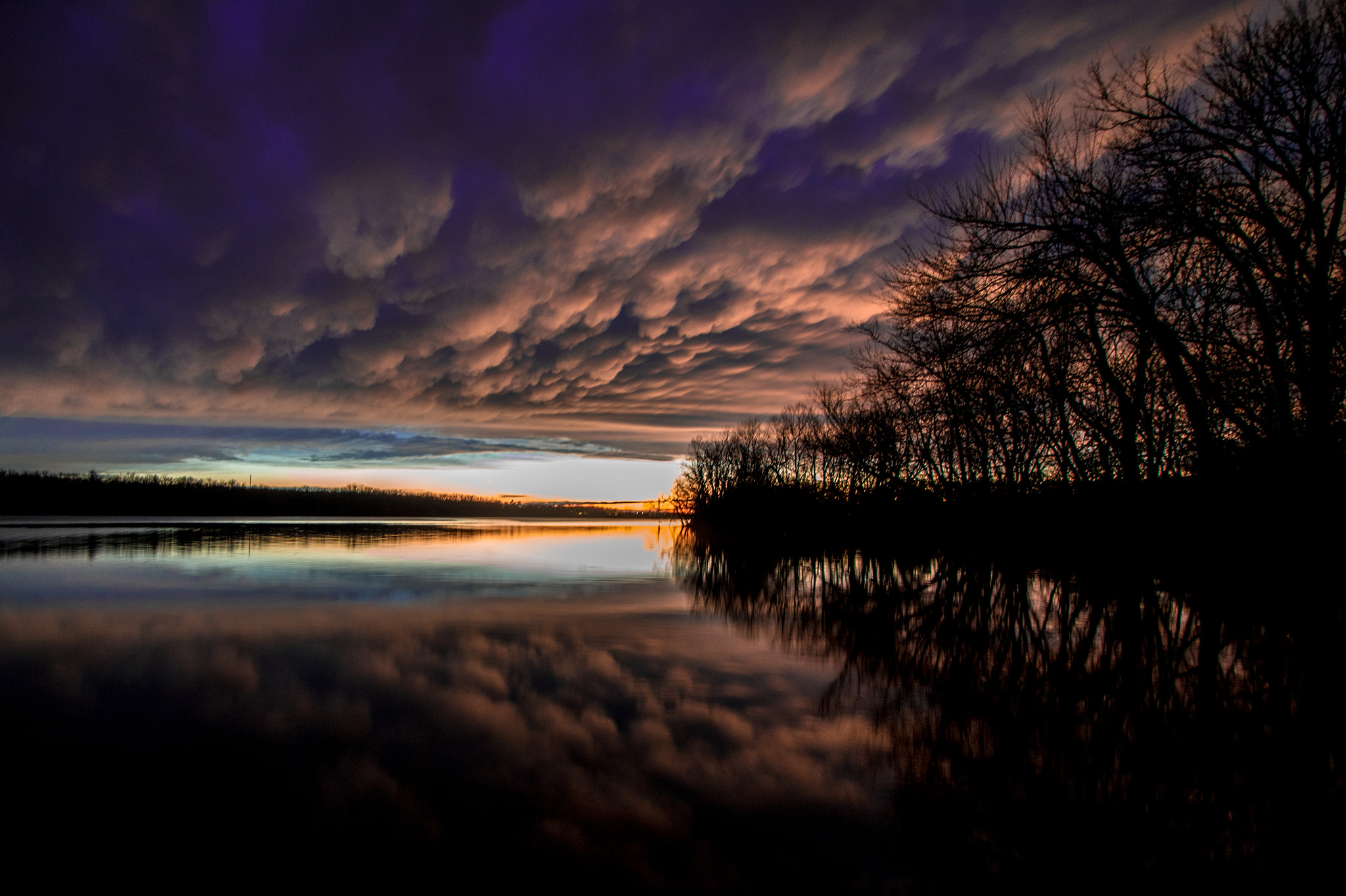 Canon EF-S 10-18mm F4.5–5.6 IS STM sample photo. Lake fayetteville mammatus clouds photography