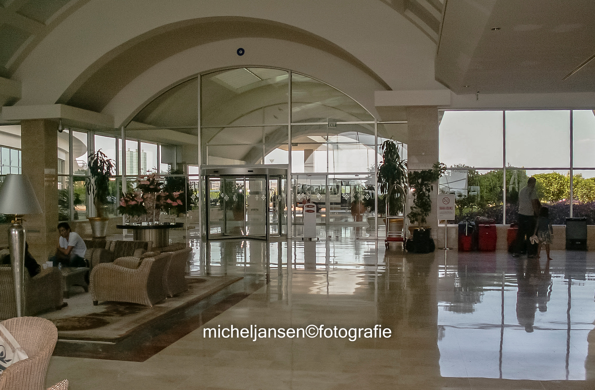 KONICA MINOLTA DiMAGE Z3 sample photo. The lobby photography