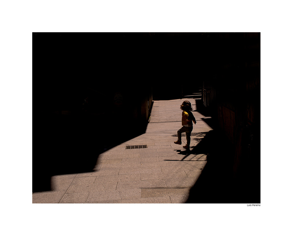 Olympus OM-D E-M5 + Sigma 30mm F2.8 EX DN sample photo. El juego está en la calle... photography